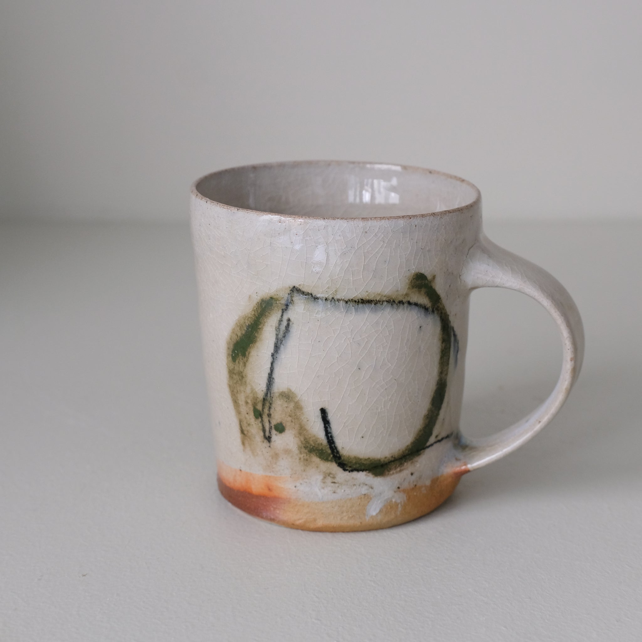 Tasse (B) en grès 250 ml cuisson feu - cercles vert et bleu de Maya Micenmacher chez Brutal Ceramics