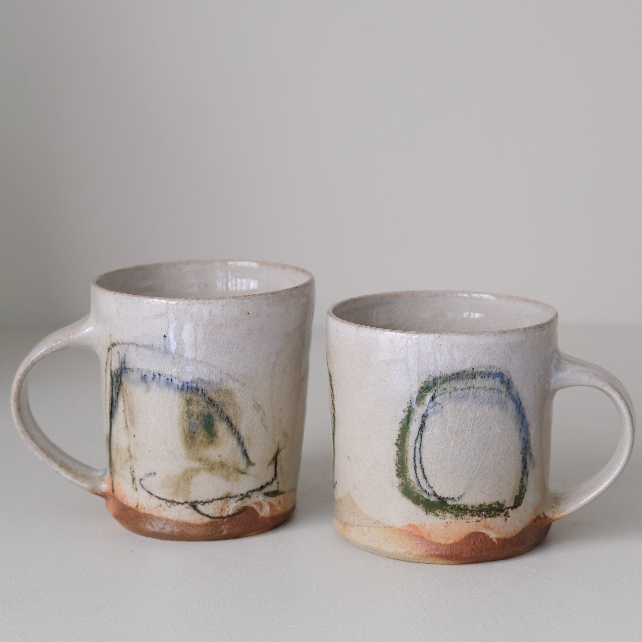 Tasse (B) en grès 250 ml cuisson feu - cercles vert et bleu de Maya Micenmacher chez Brutal Ceramics