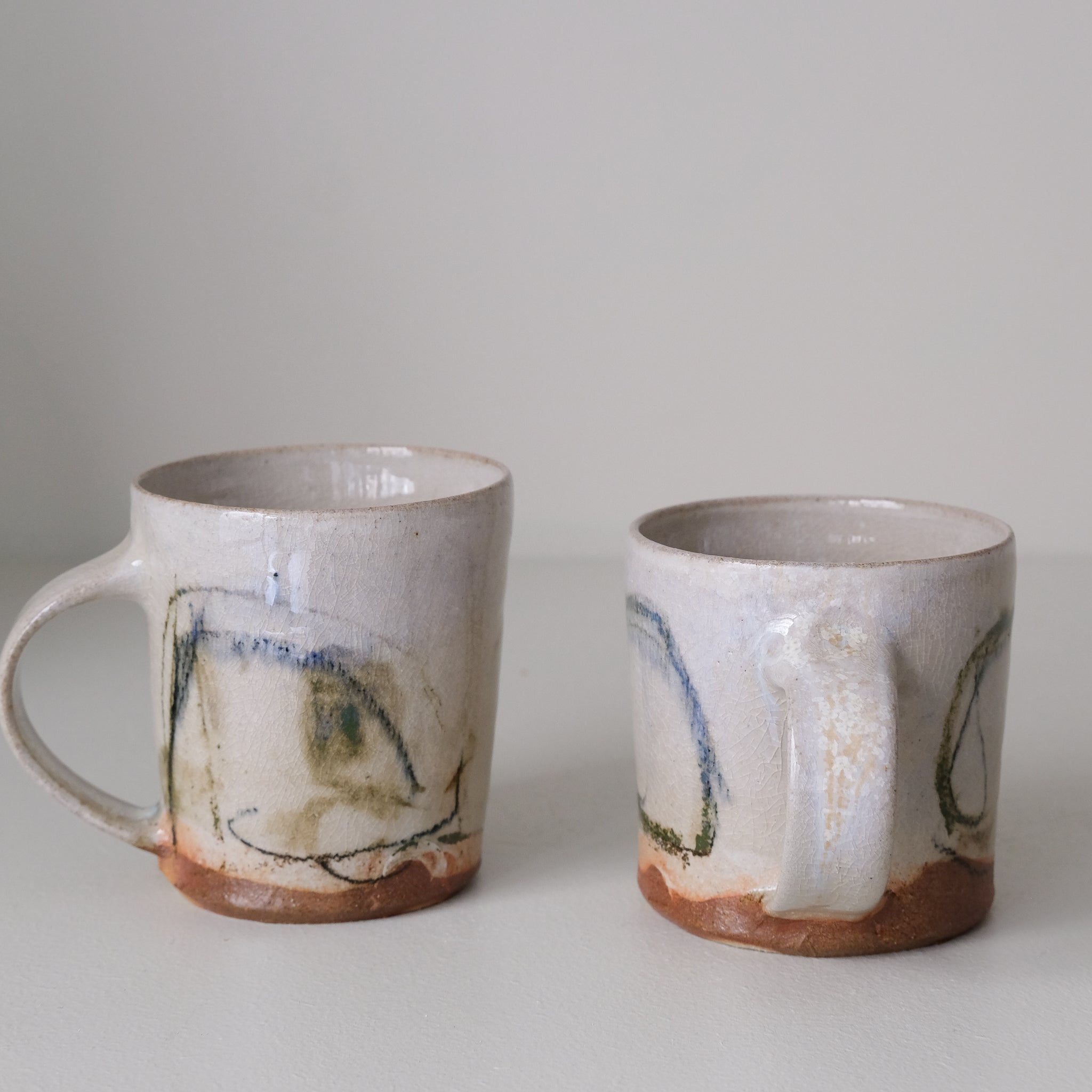 Tasse (B) en grès 250 ml cuisson feu - cercles vert et bleu de Maya Micenmacher chez Brutal Ceramics