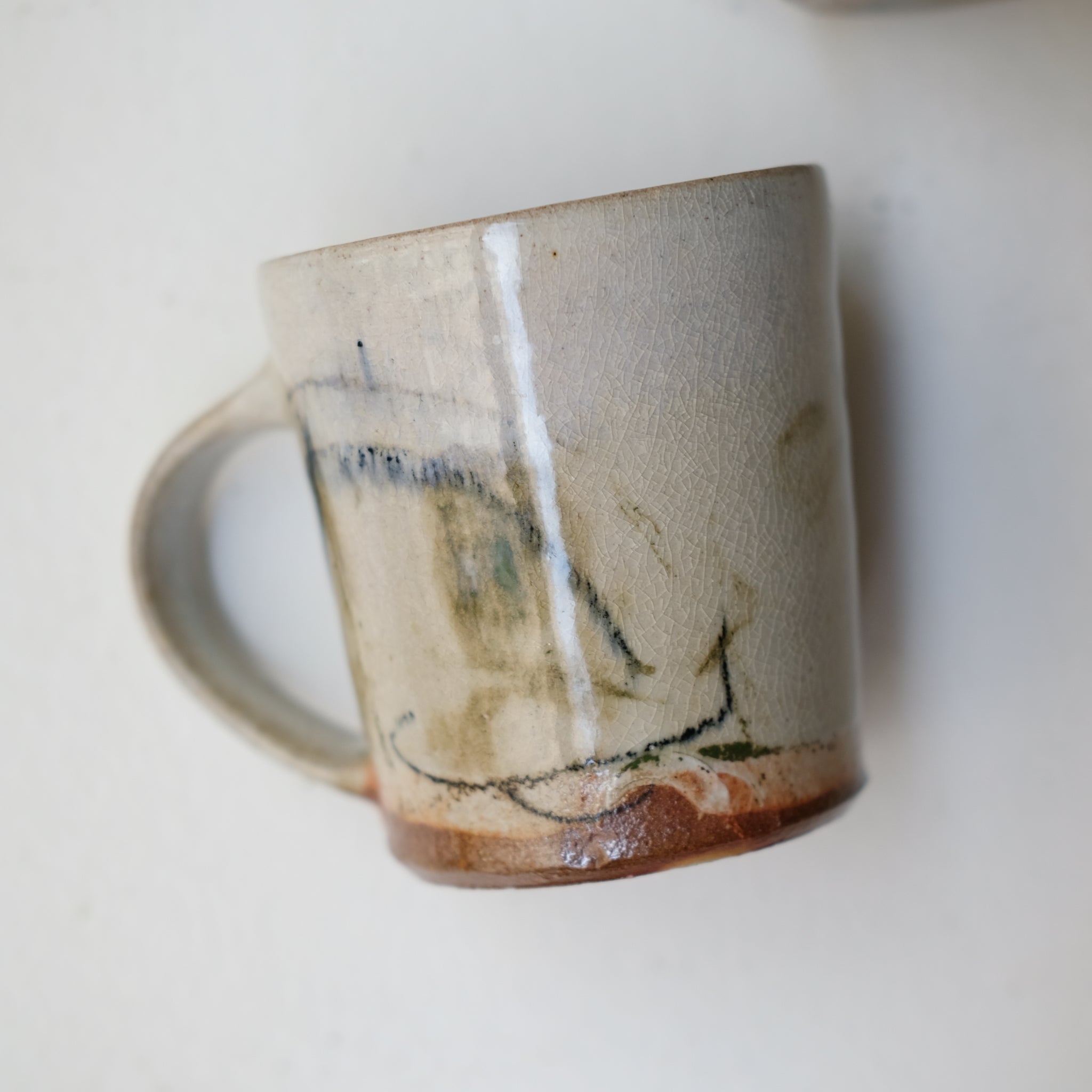 Tasse (B) en grès 250 ml cuisson feu - cercles vert et bleu de Maya Micenmacher chez Brutal Ceramics