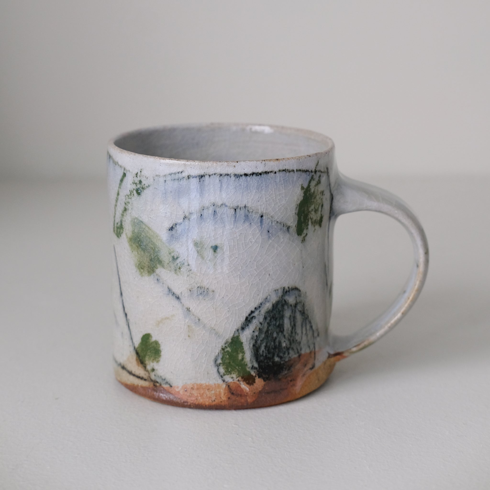 Tasse (C) en grès 250 ml cuisson feu - traits verts et noirs de Maya Micenmacher chez Brutal Ceramics