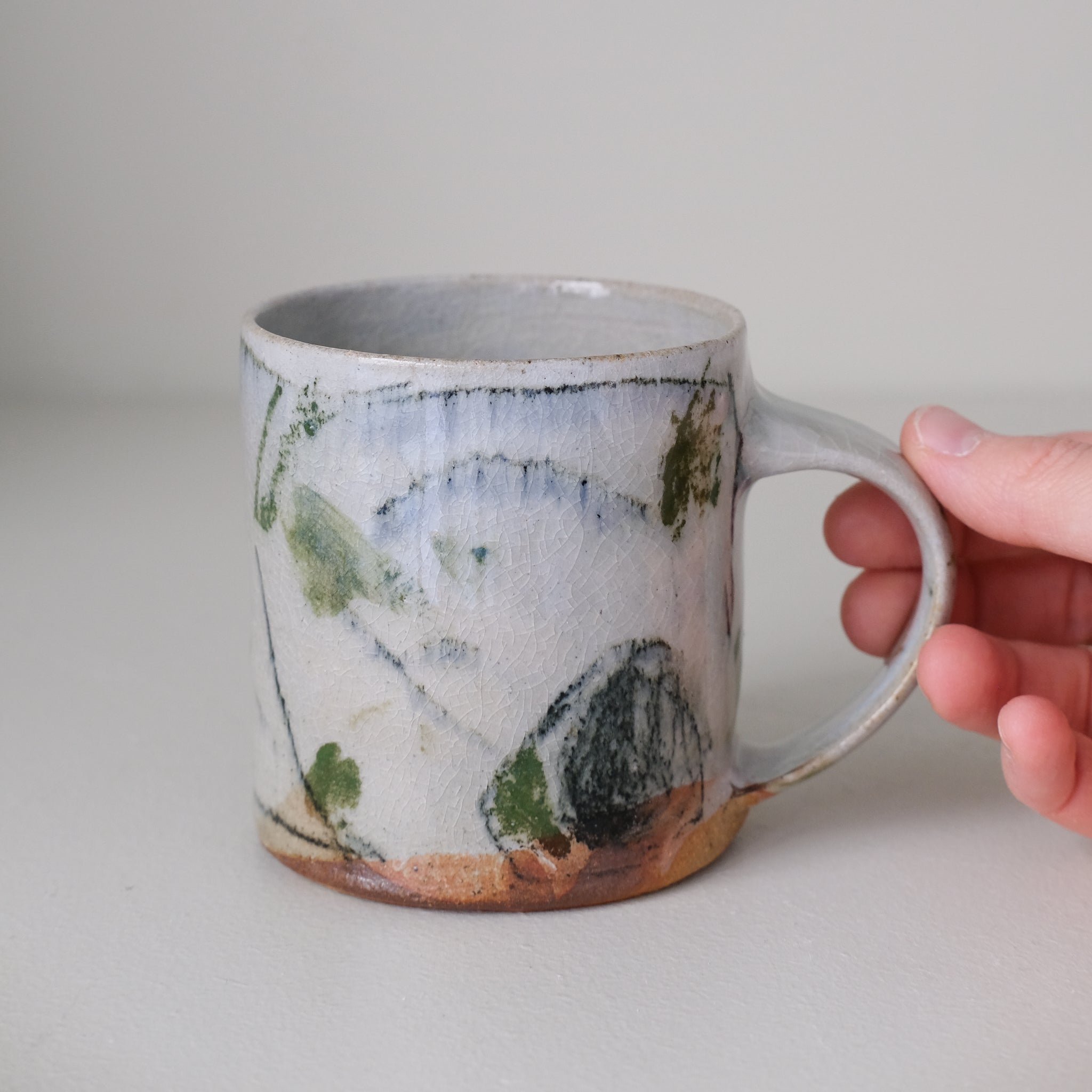 Tasse (C) en grès 250 ml cuisson feu - traits verts et noirs de Maya Micenmacher chez Brutal Ceramics