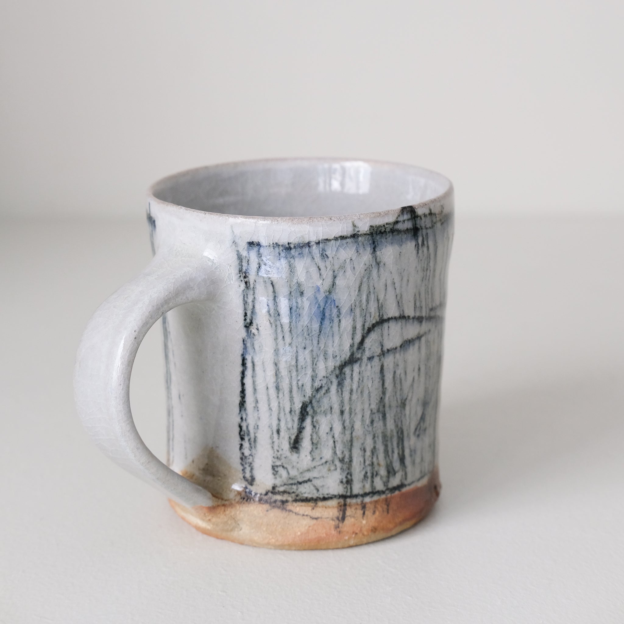 Tasse (D) en grès 250 ml cuisson feu - rayures fines de Maya Micenmacher chez Brutal Ceramics