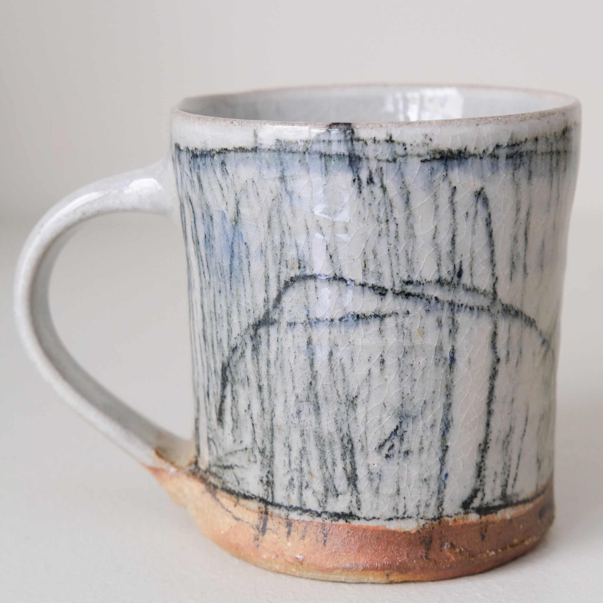 Tasse (D) en grès 250 ml cuisson feu - rayures fines de Maya Micenmacher chez Brutal Ceramics