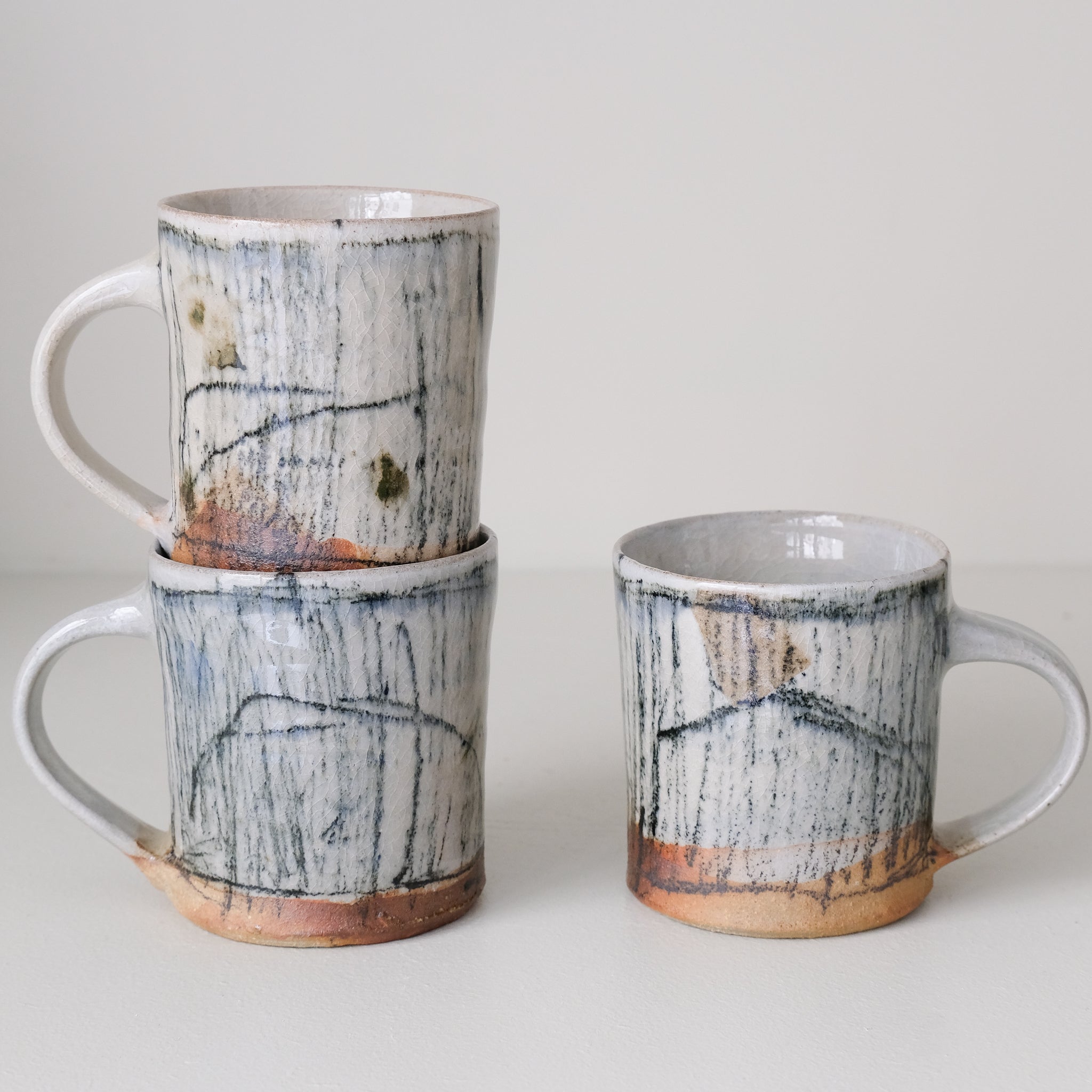 Tasse (D) en grès 250 ml cuisson feu - rayures fines de Maya Micenmacher chez Brutal Ceramics