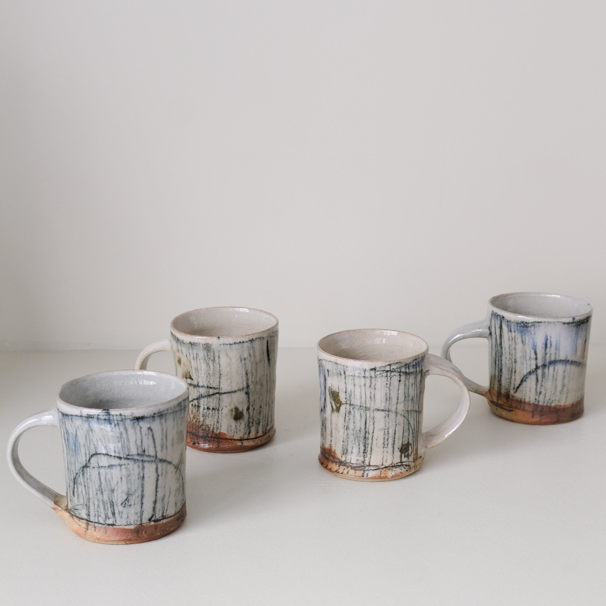 Tasse (D) en grès 250 ml cuisson feu - rayures fines de Maya Micenmacher chez Brutal Ceramics