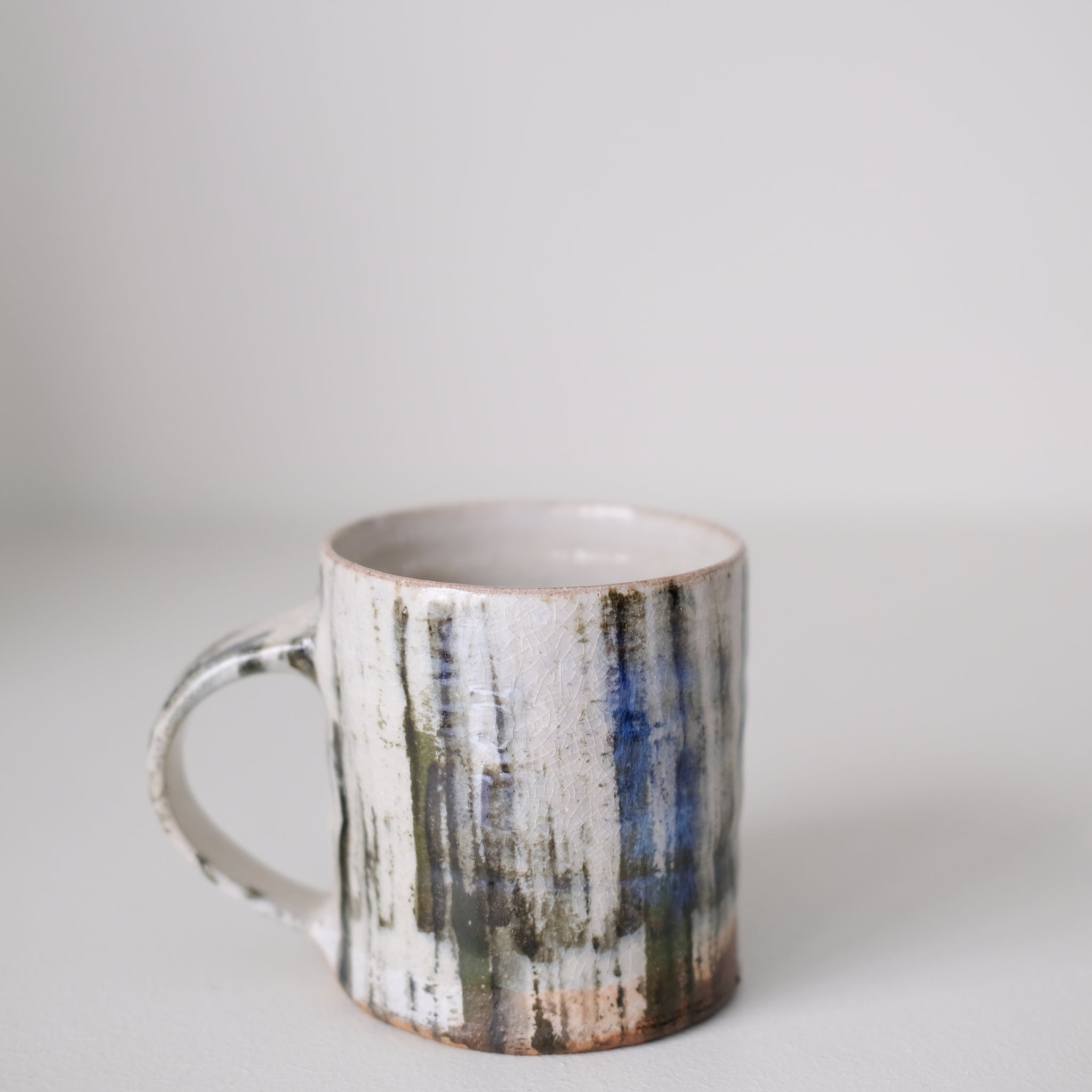Tasse (E) en grès 250 ml cuisson feu - rayures épaisses de Maya Micenmacher chez Brutal Ceramics