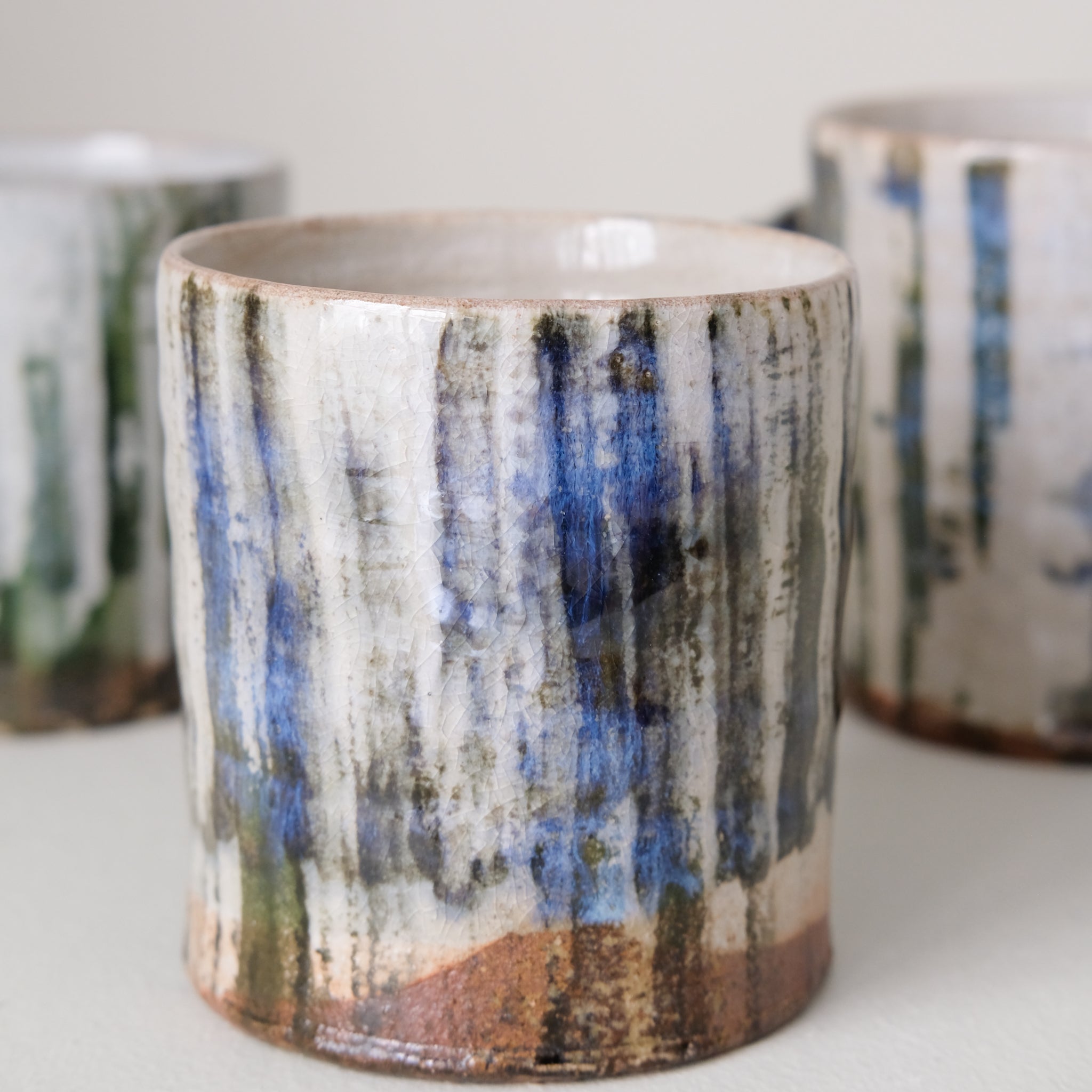 Tasse (E) en grès 250 ml cuisson feu - rayures épaisses de Maya Micenmacher chez Brutal Ceramics