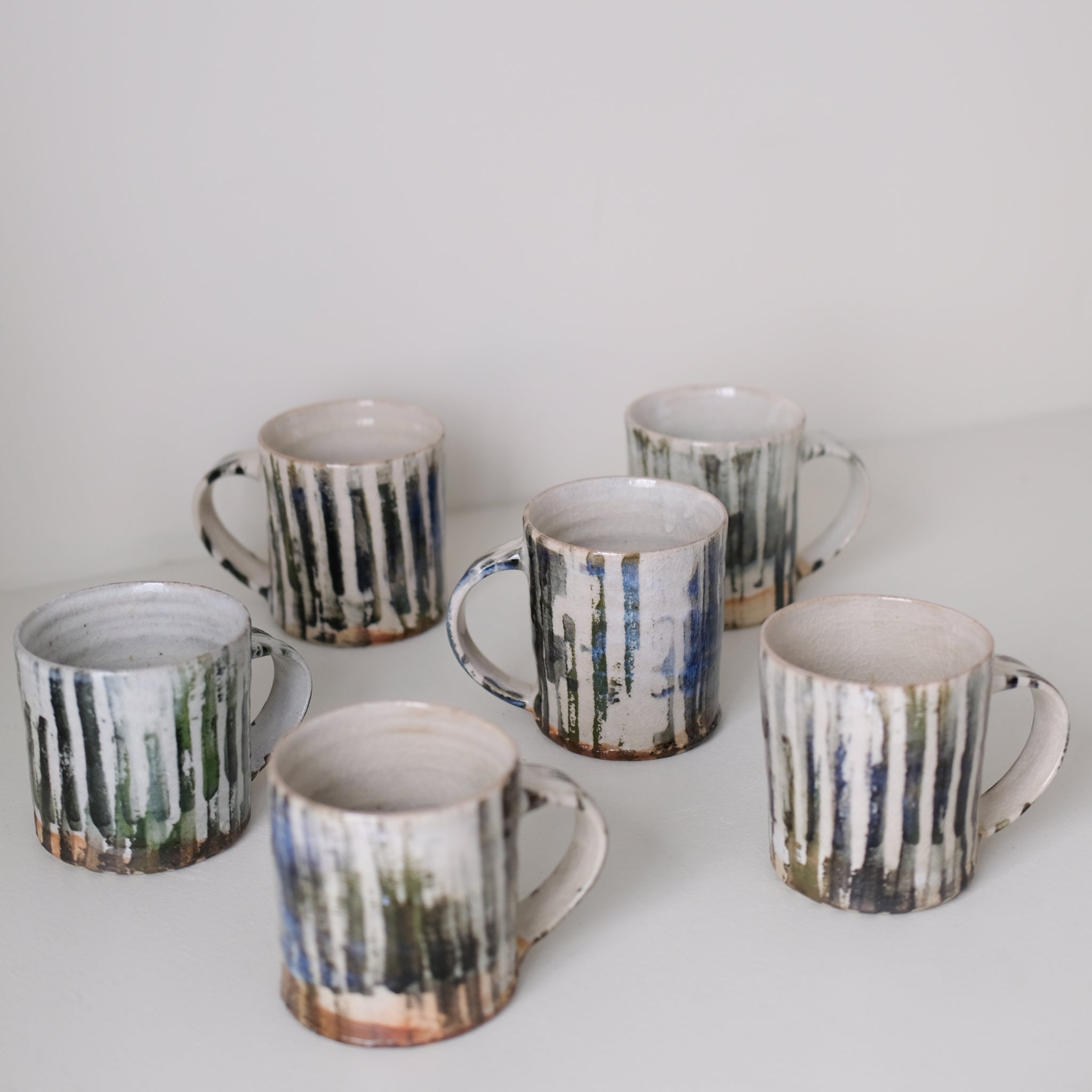 Tasse (E) en grès 250 ml cuisson feu - rayures épaisses de Maya Micenmacher chez Brutal Ceramics