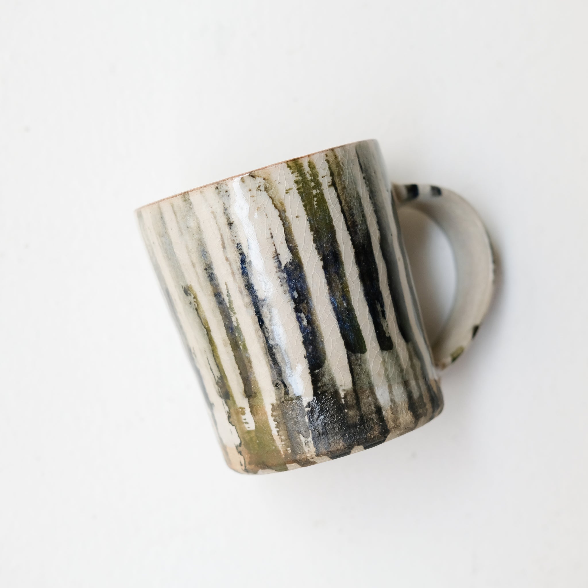 Tasse (E) en grès 250 ml cuisson feu - rayures épaisses de Maya Micenmacher chez Brutal Ceramics