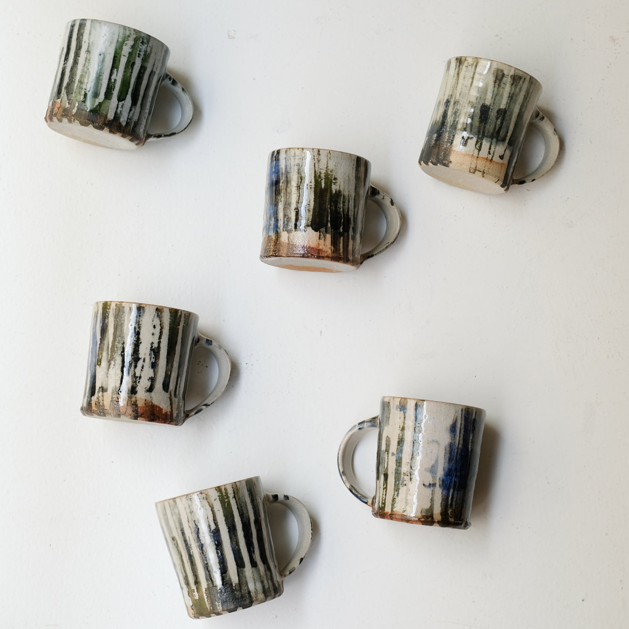Tasse (E) en grès 250 ml cuisson feu - rayures épaisses de Maya Micenmacher chez Brutal Ceramics