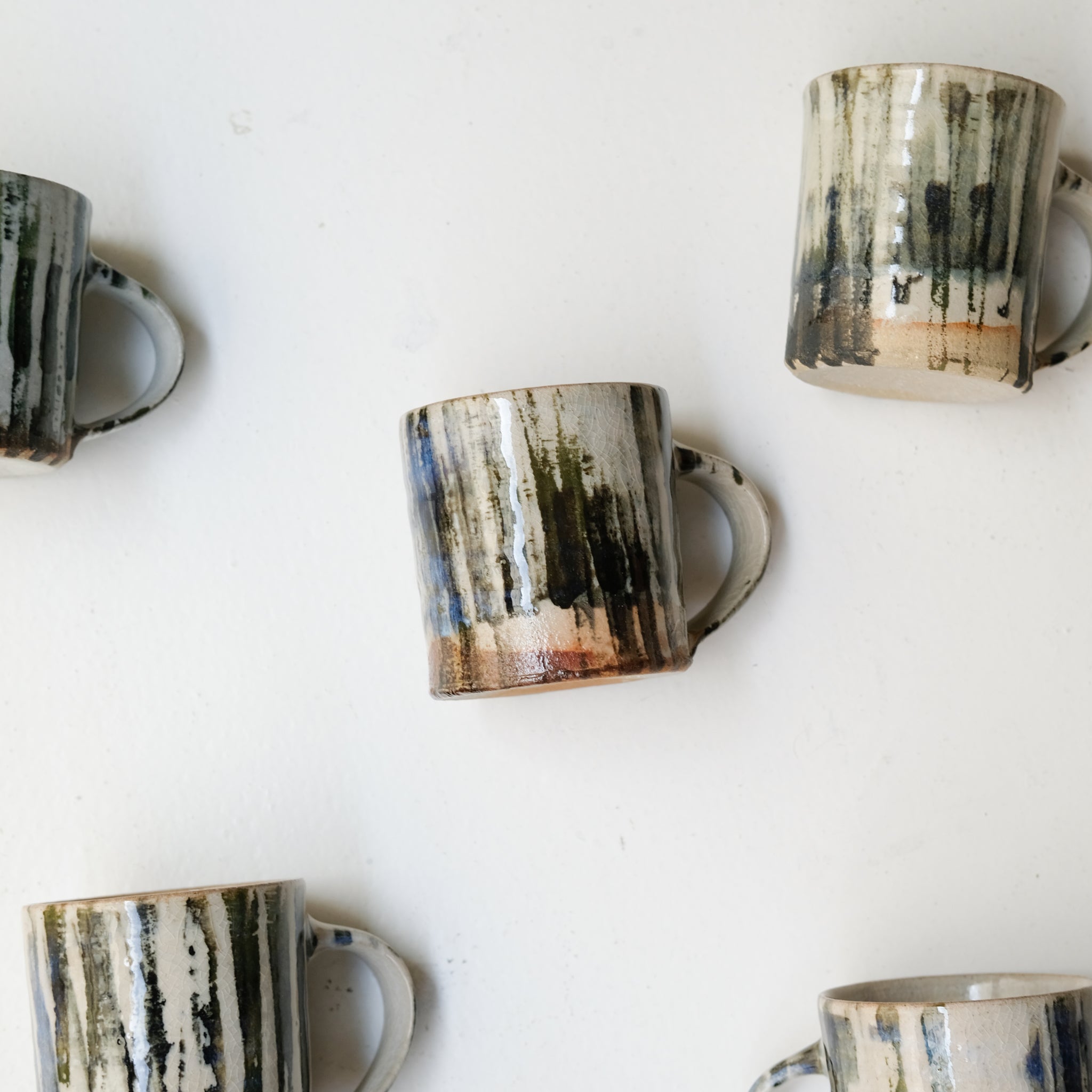 Tasse (E) en grès 250 ml cuisson feu - rayures épaisses de Maya Micenmacher chez Brutal Ceramics