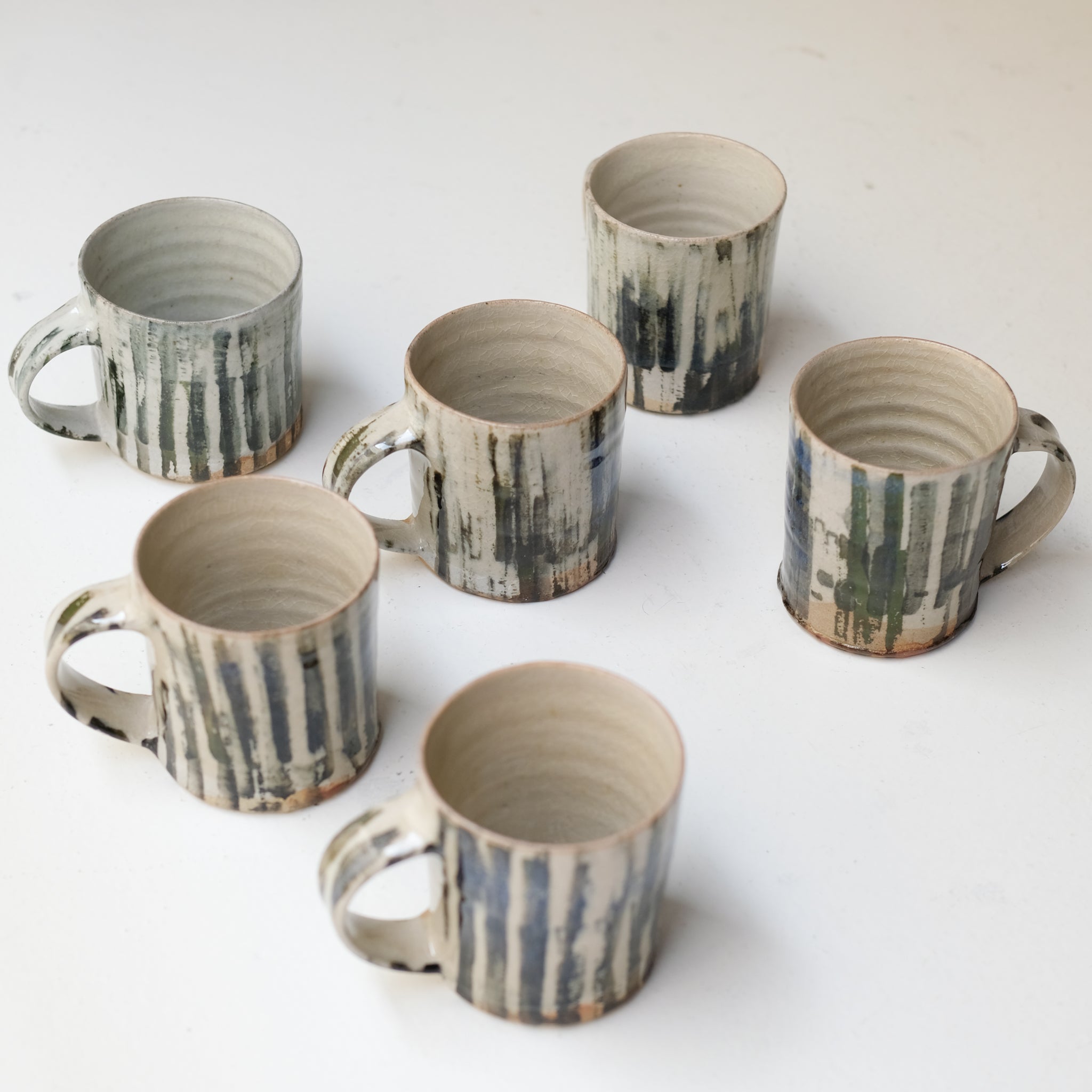 Tasse (E) en grès 250 ml cuisson feu - rayures épaisses de Maya Micenmacher chez Brutal Ceramics