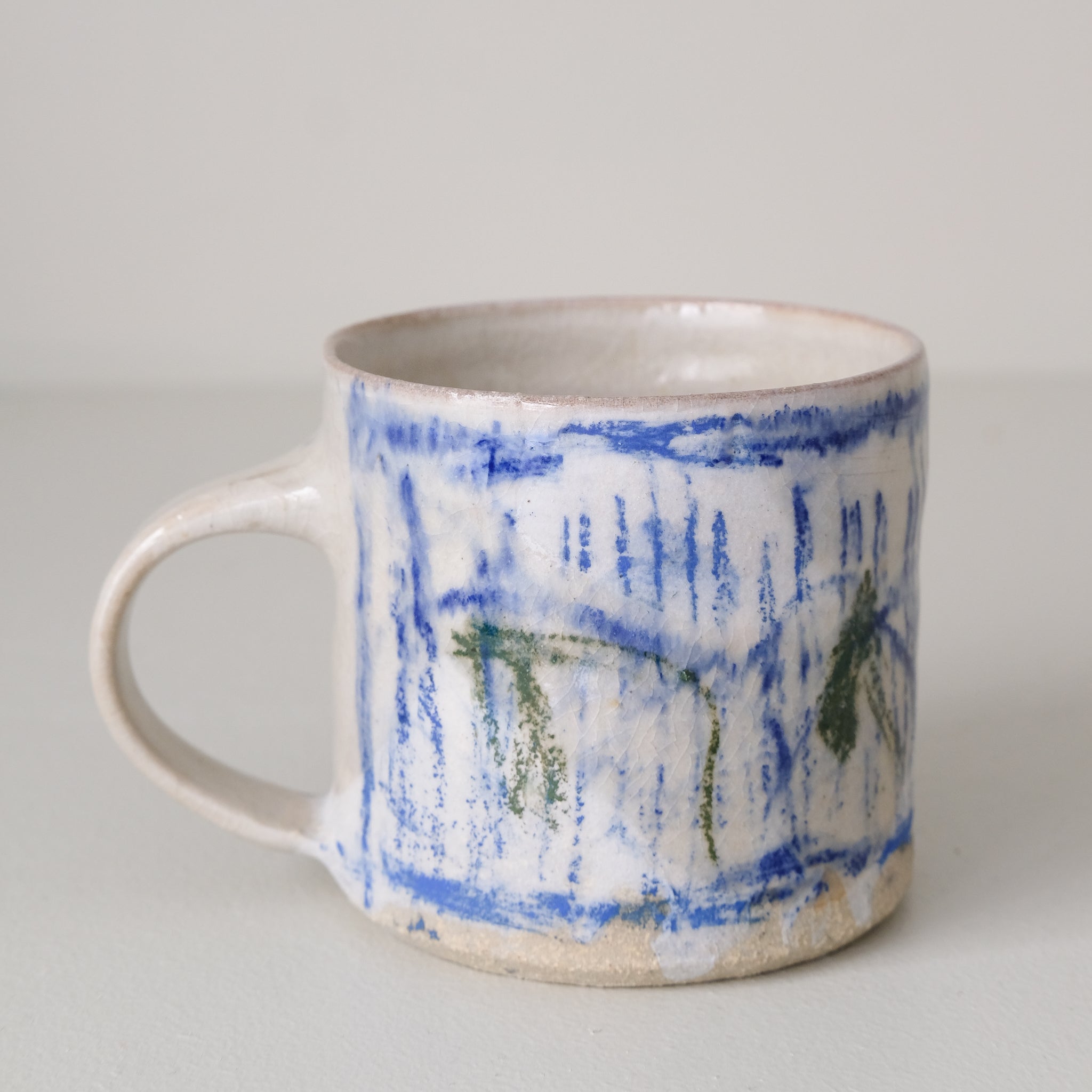 Tasse (F) en grès 250 ml cuisson feu - traits bleus de Maya Micenmacher chez Brutal Ceramics
