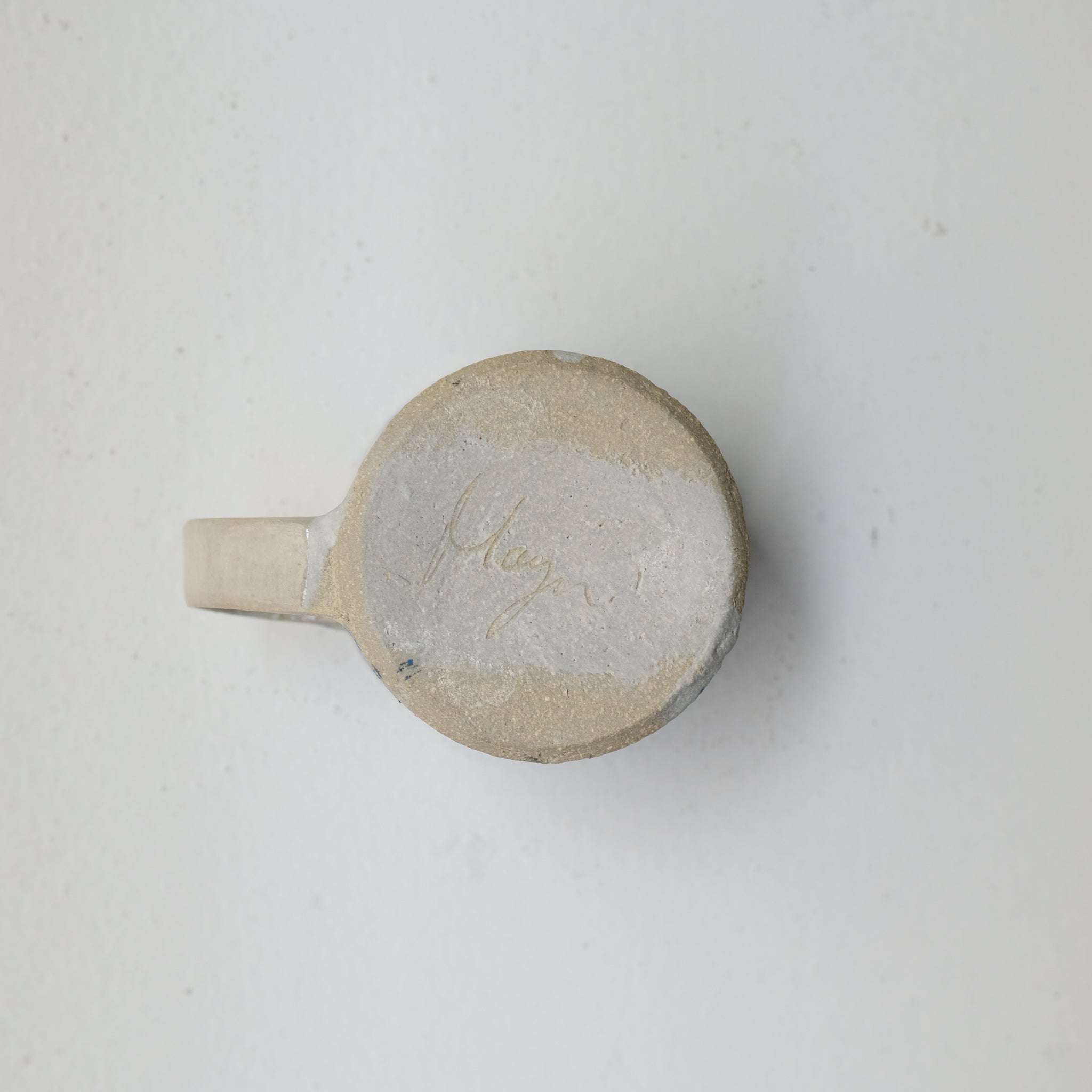 Tasse (F) en grès 250 ml cuisson feu - traits bleus de Maya Micenmacher chez Brutal Ceramics
