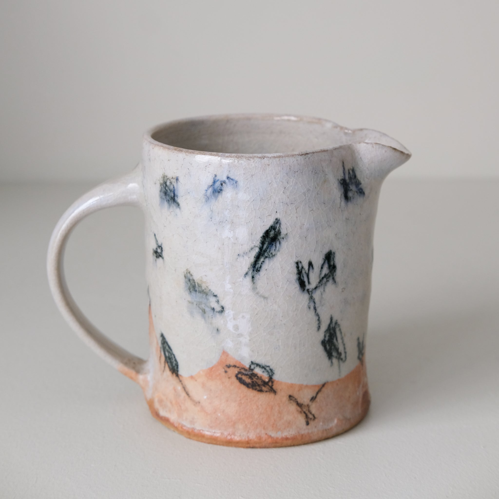 Pichet (G) en grès 380 ml cuisson feu - pois noirs de Maya Micenmacher chez Brutal Ceramics