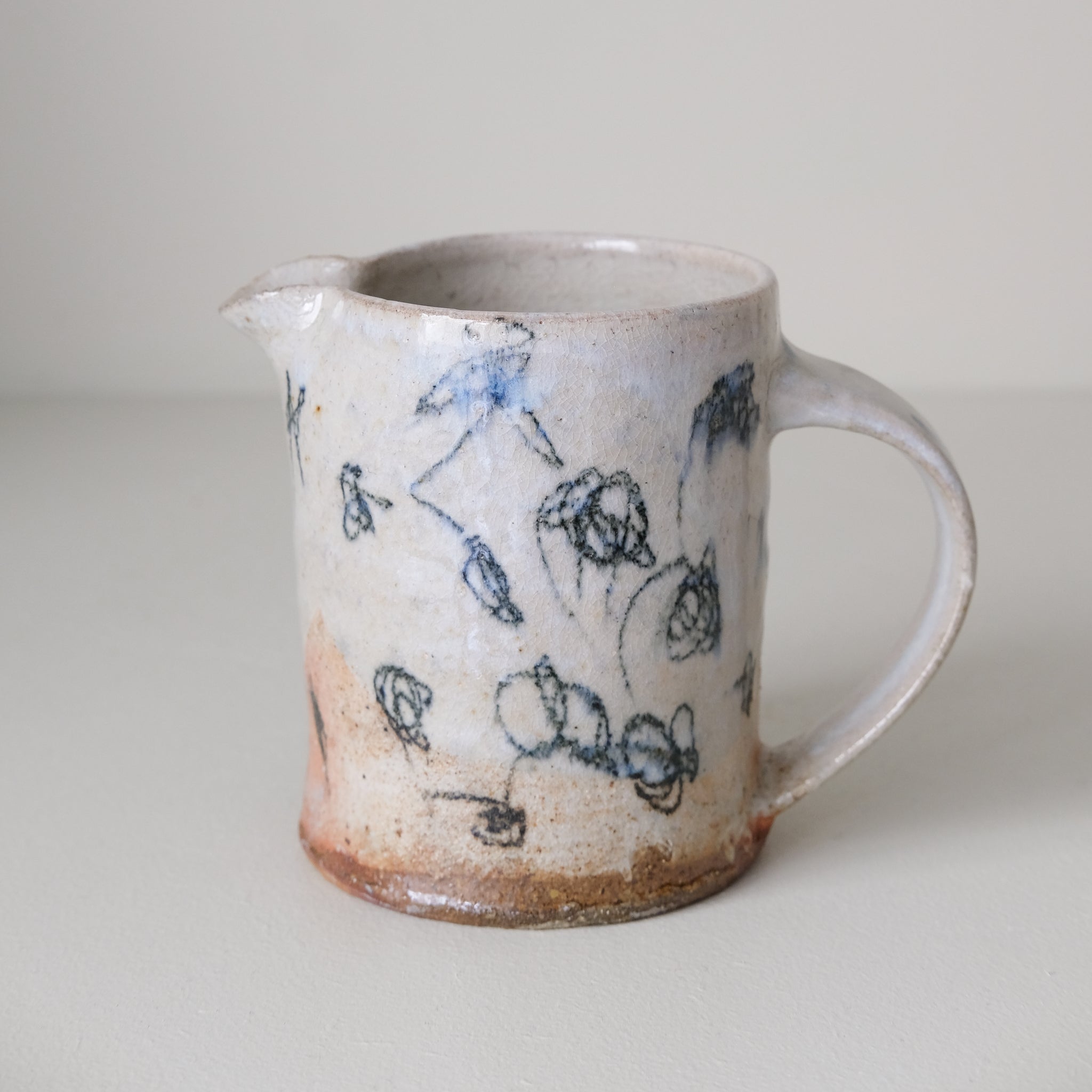 Pichet (G) en grès 380 ml cuisson feu - pois noirs de Maya Micenmacher chez Brutal Ceramics