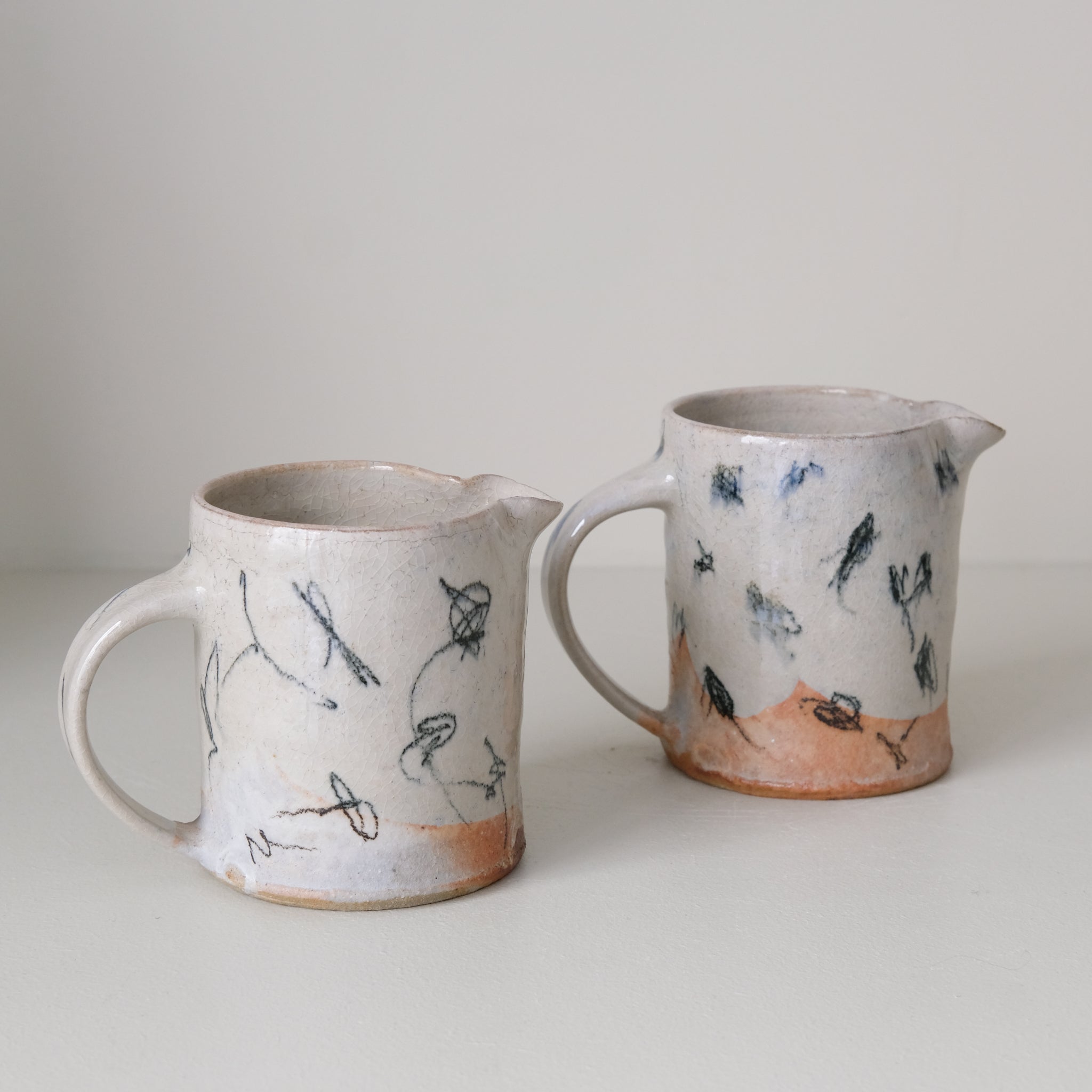 Pichet (G) en grès 380 ml cuisson feu - pois noirs de Maya Micenmacher chez Brutal Ceramics