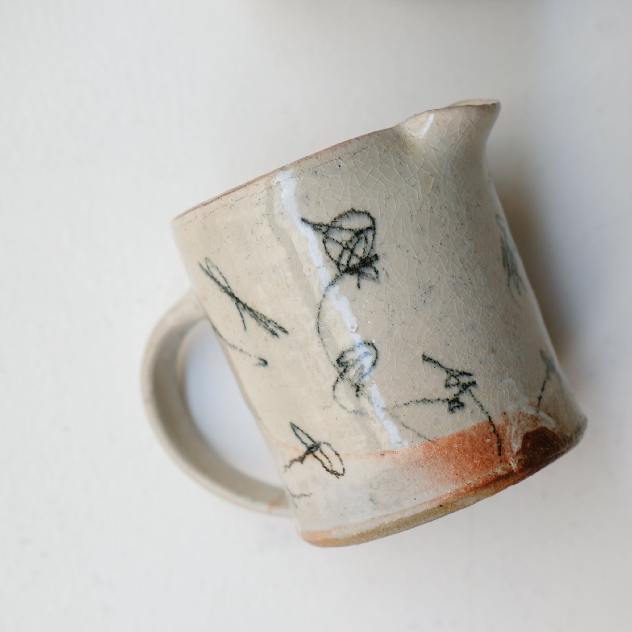 Pichet (G) en grès 380 ml cuisson feu - pois noirs de Maya Micenmacher chez Brutal Ceramics