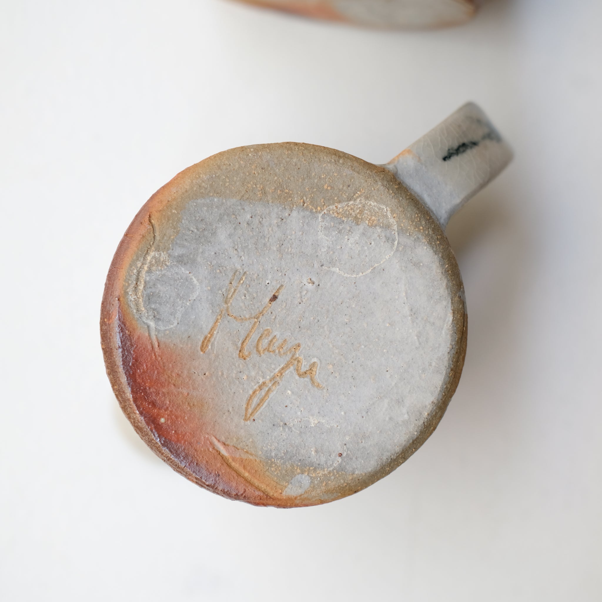 Pichet (G) en grès 380 ml cuisson feu - pois noirs de Maya Micenmacher chez Brutal Ceramics