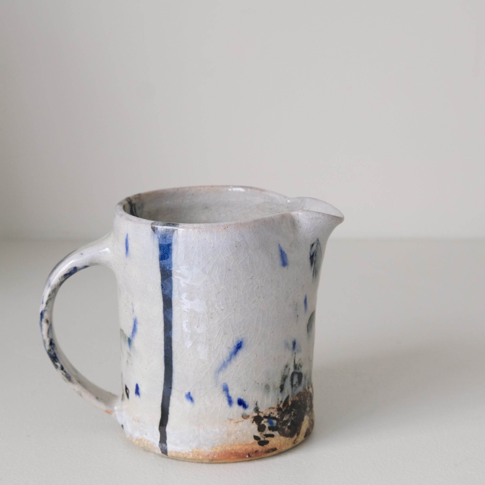 Pichet (H) en grès 380 ml cuisson feu - pois bleus de Maya Micenmacher chez Brutal Ceramics