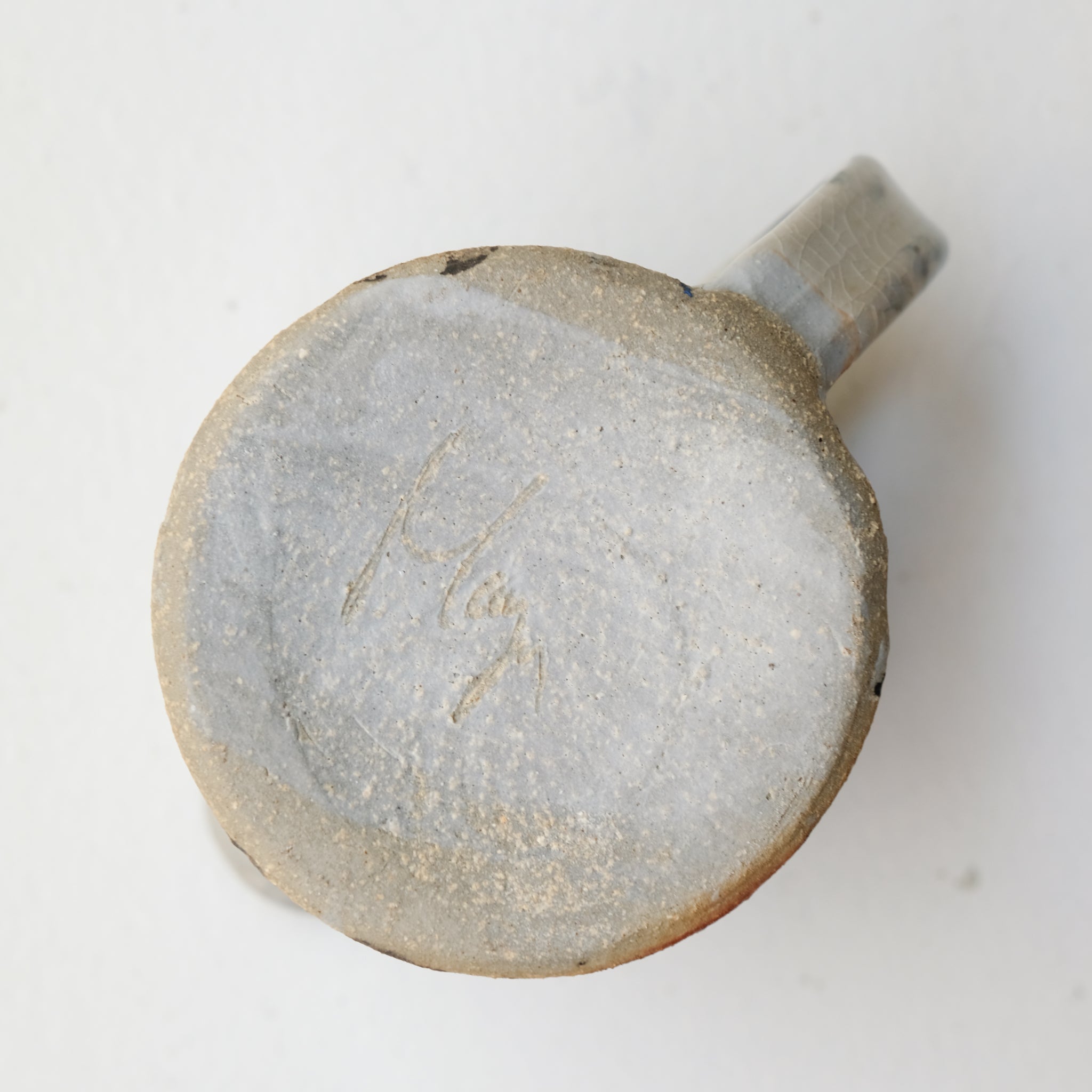 Pichet (H) en grès 380 ml cuisson feu - pois bleus de Maya Micenmacher chez Brutal Ceramics
