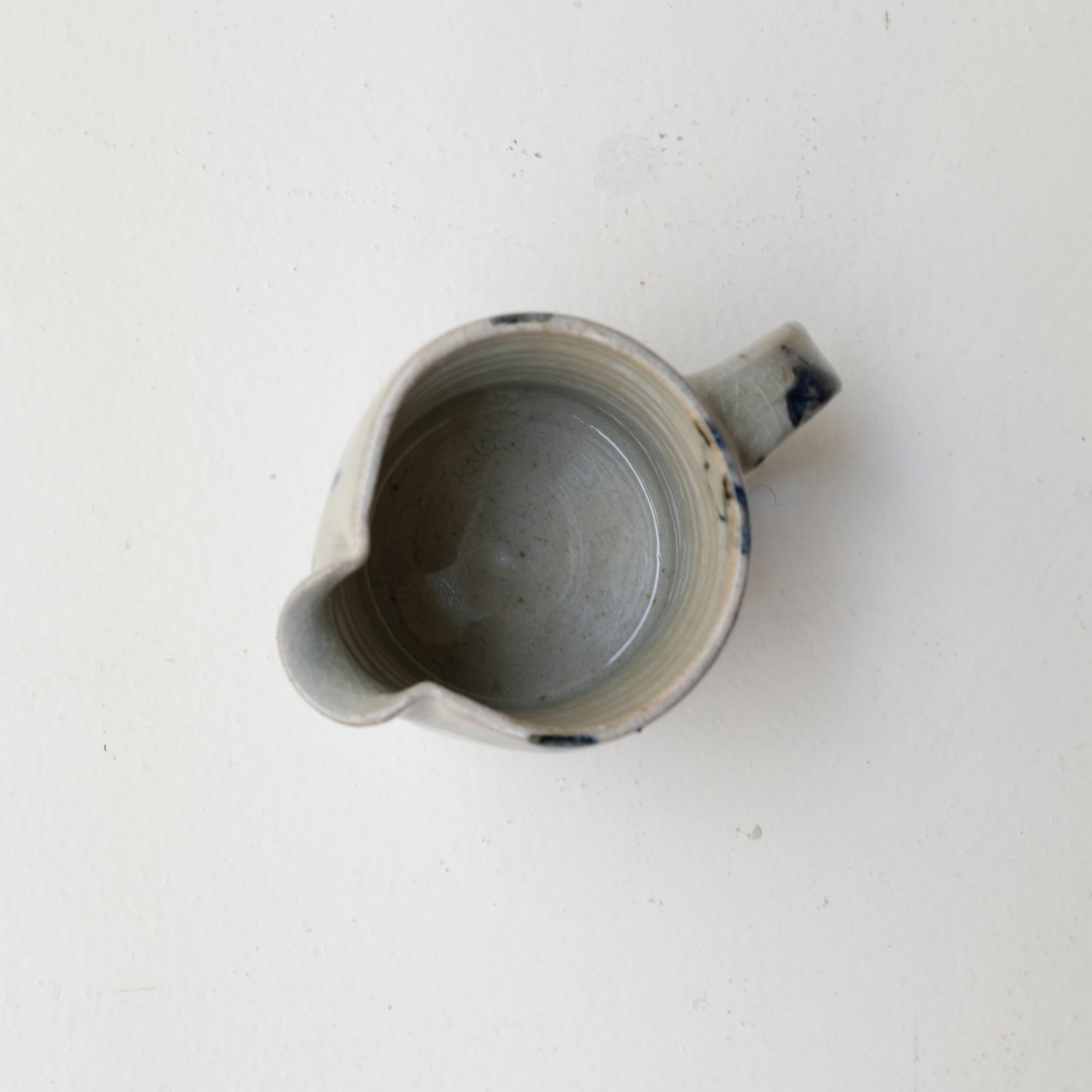 Pichet (H) en grès 380 ml cuisson feu - pois bleus de Maya Micenmacher chez Brutal Ceramics