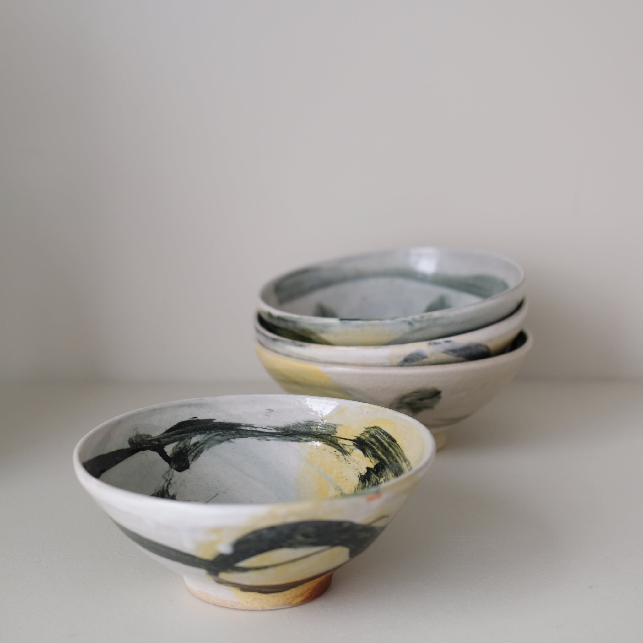 Saladier-Grand bol (I) en grès D19cm cuisson feu -multicolore de Maya Micenmacher chez Brutal Ceramics