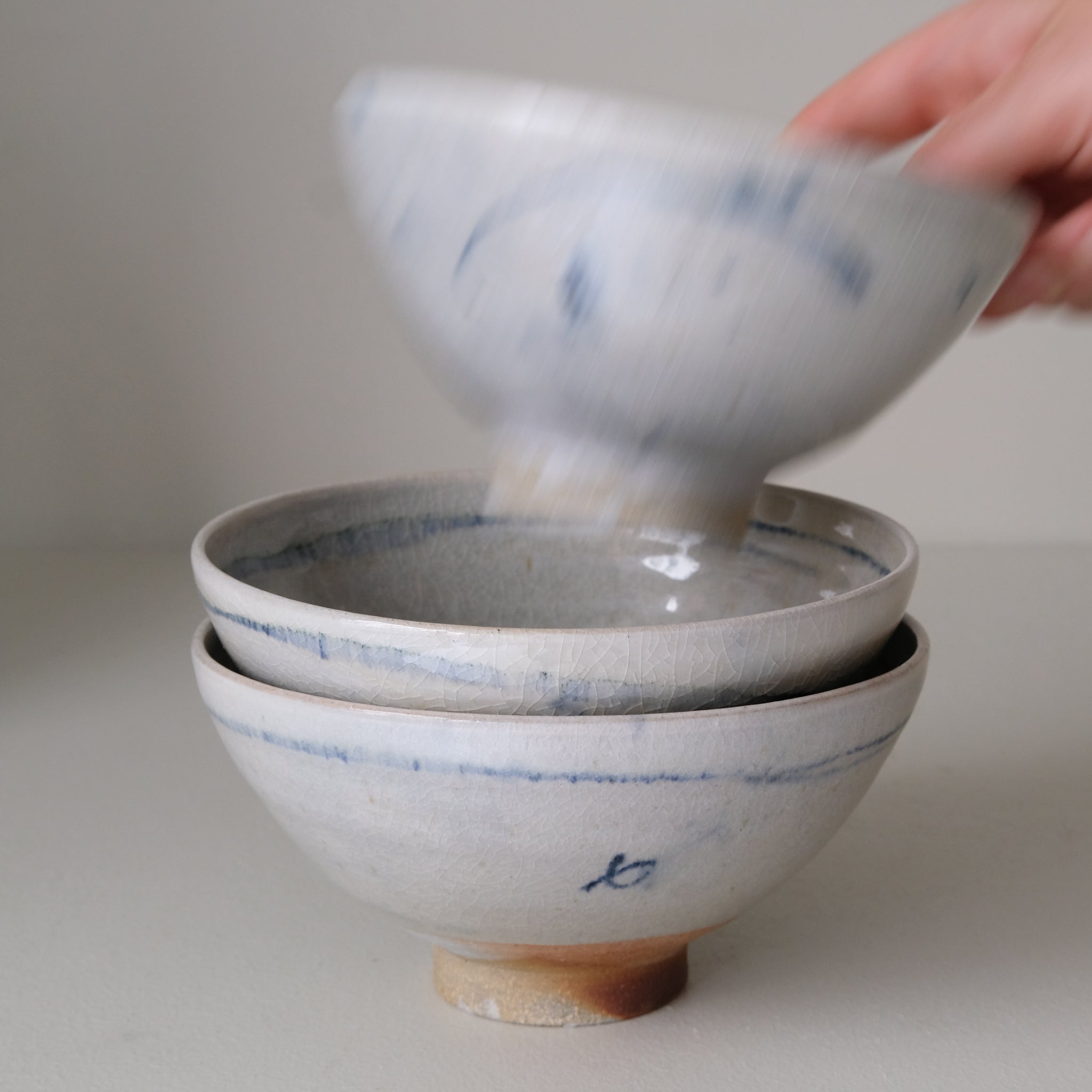 Bol (J) en grès D 15 cm cuisson feu - bleu de Maya Micenmacher chez Brutal Ceramics