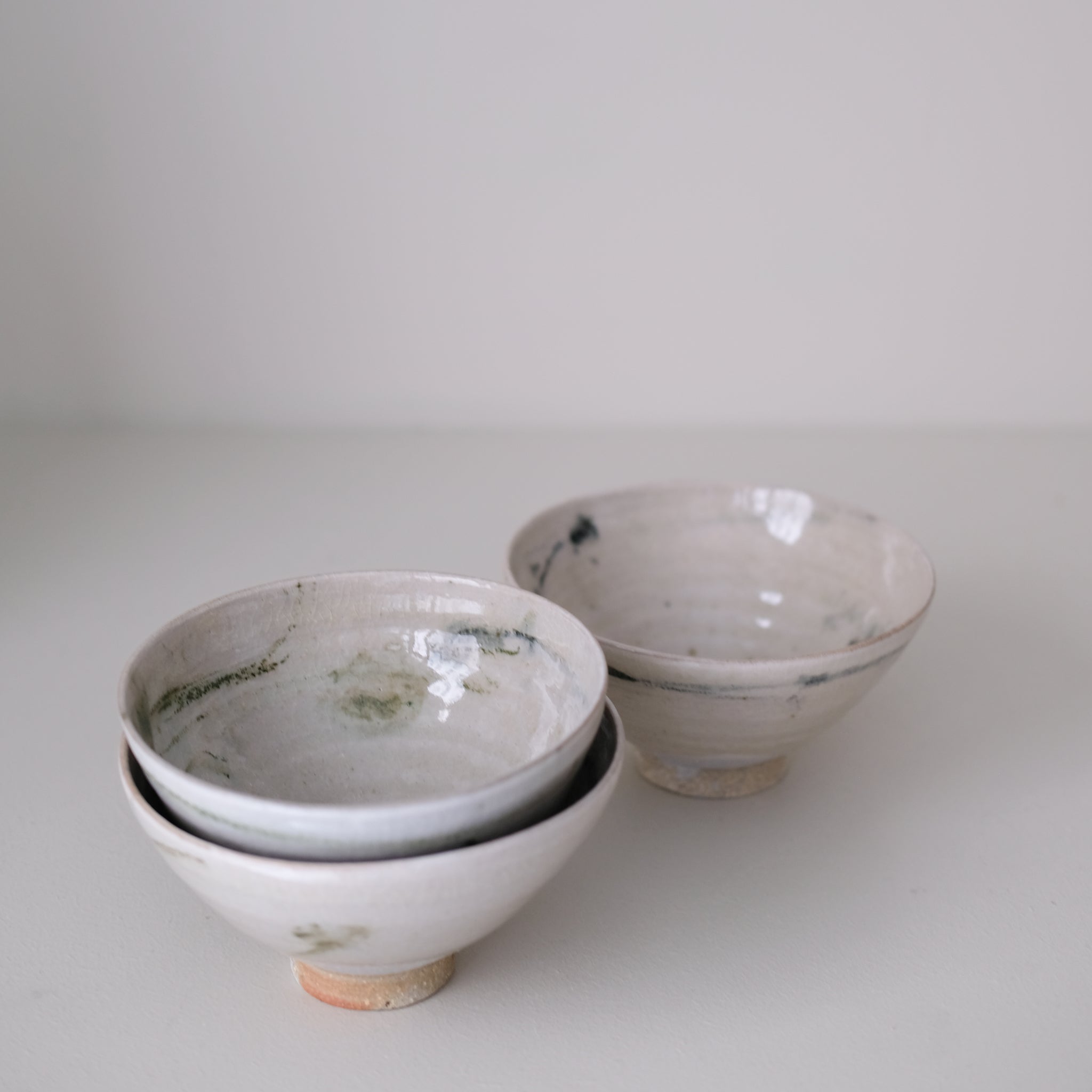 Bol (L) en grès D 15 cm cuisson feu - vert de Maya Micenmacher chez Brutal Ceramics