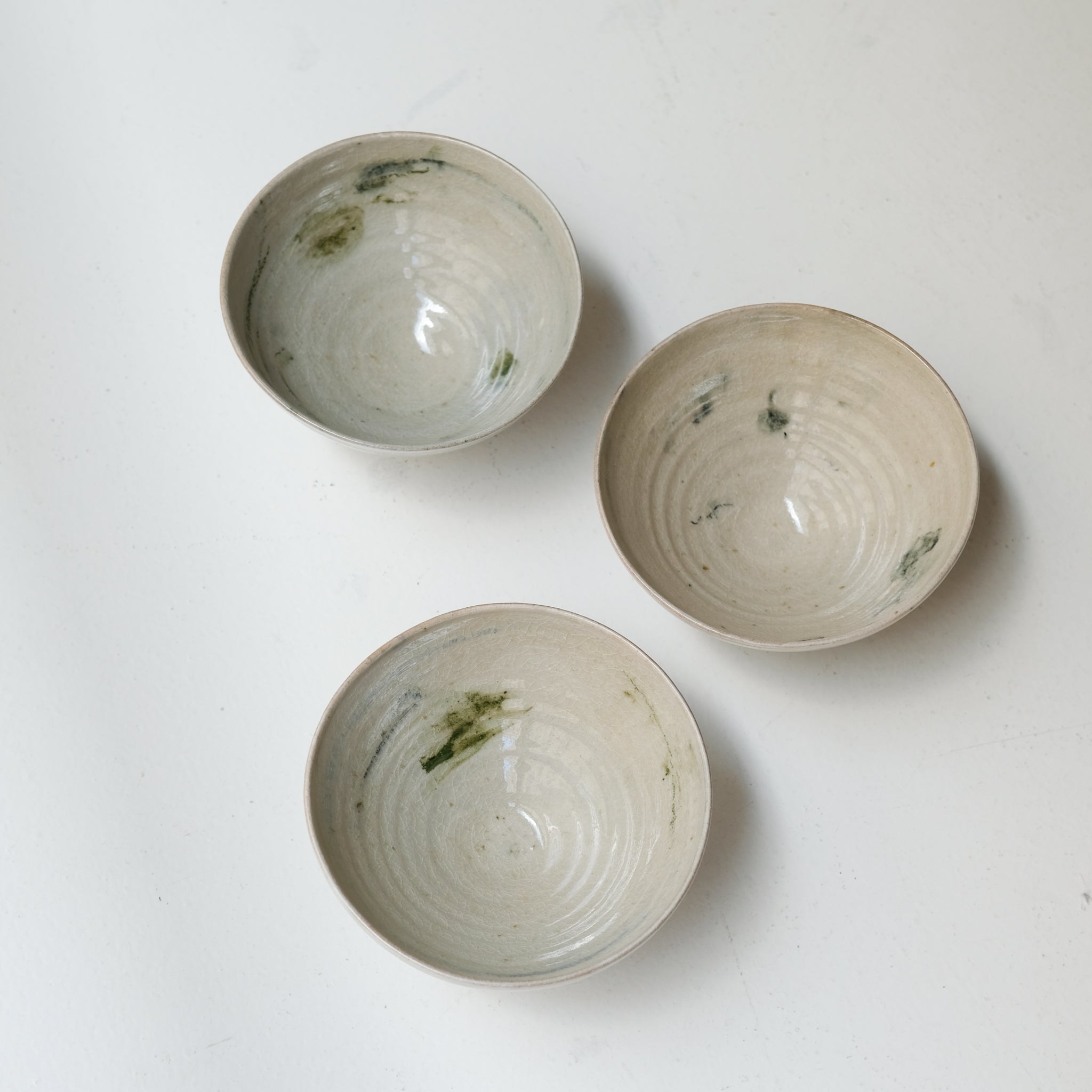 Bol (L) en grès D 15 cm cuisson feu - vert de Maya Micenmacher chez Brutal Ceramics