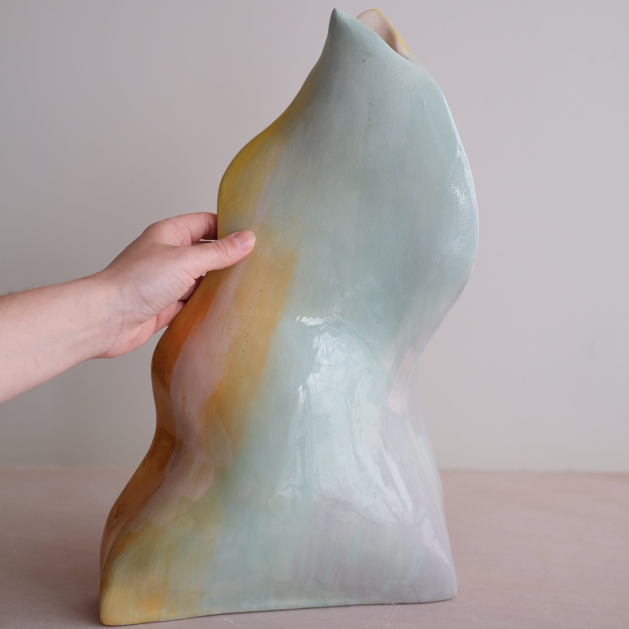 Vase Pétale 03 en faïence H 43cm - multicolore par Rosi Mistou pour Brutal Ceramics
