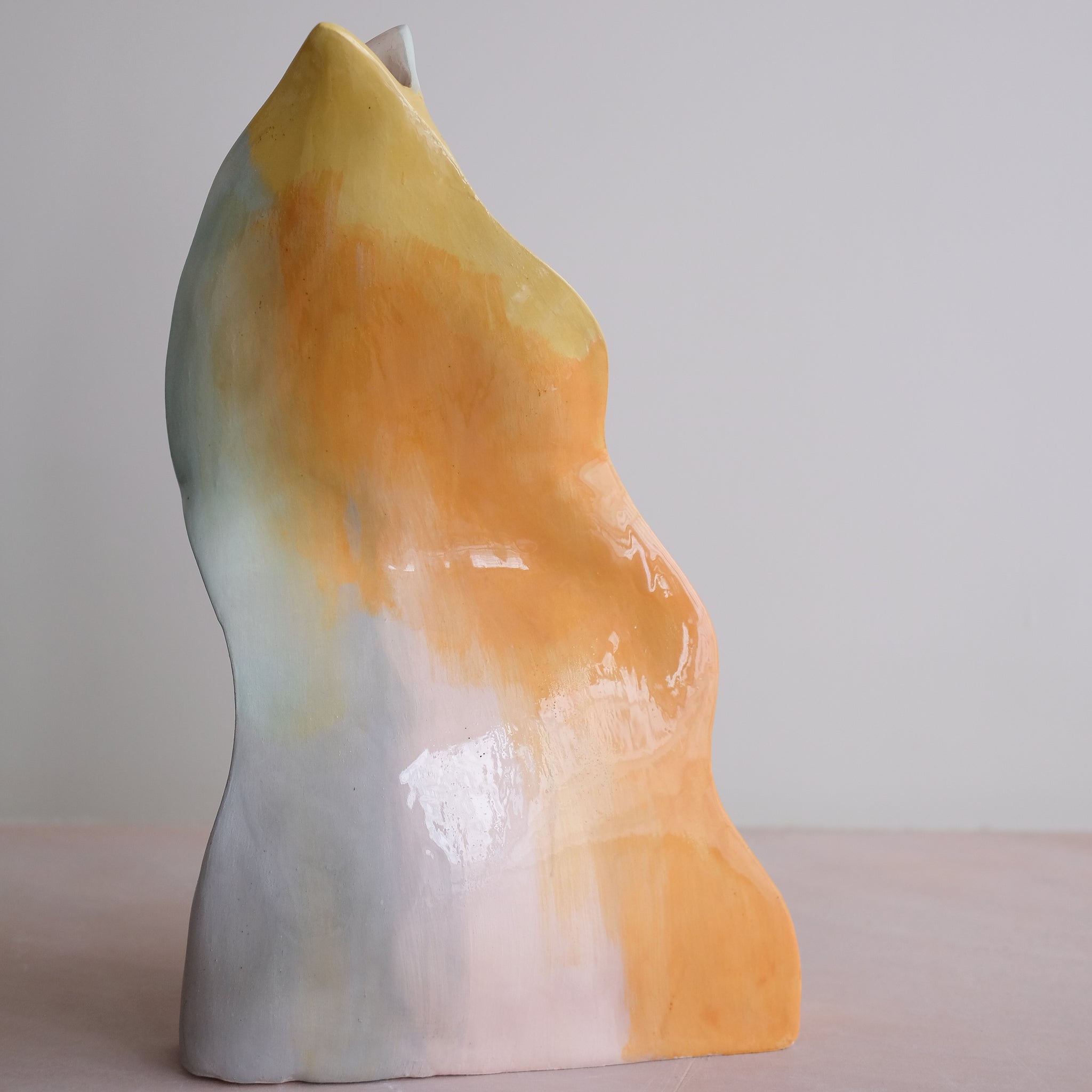 Vase Pétale 03 en faïence H 43cm - multicolore par Rosi Mistou pour Brutal Ceramics