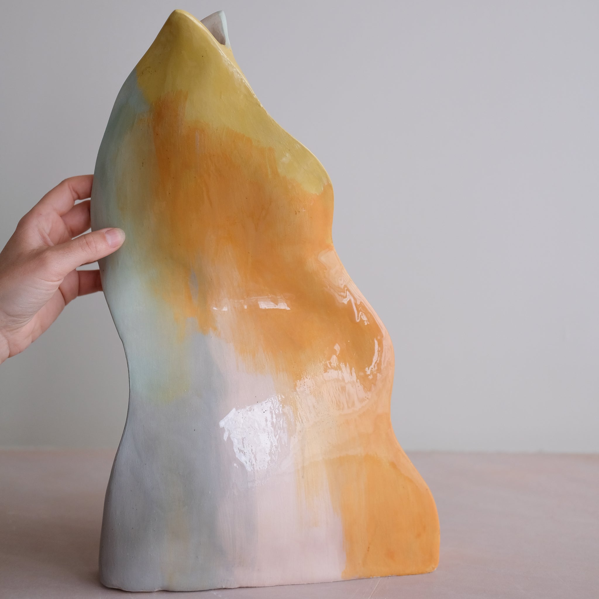 Vase Pétale 03 en faïence H 43cm - multicolore par Rosi Mistou pour Brutal Ceramics