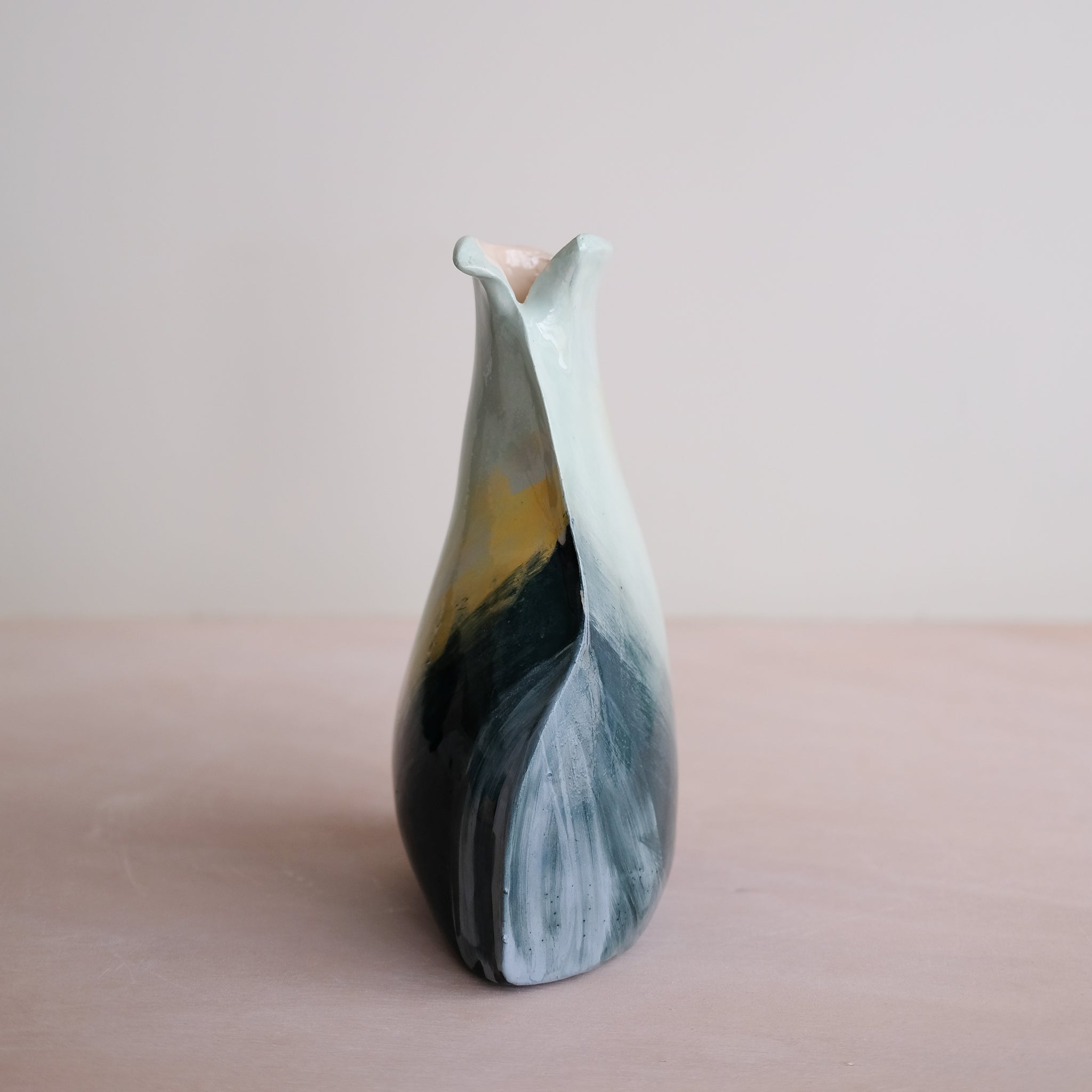 Vase Pétale 02 en faïence H 21cm - multicolore par Rosi Mistou pour Brutal Ceramics