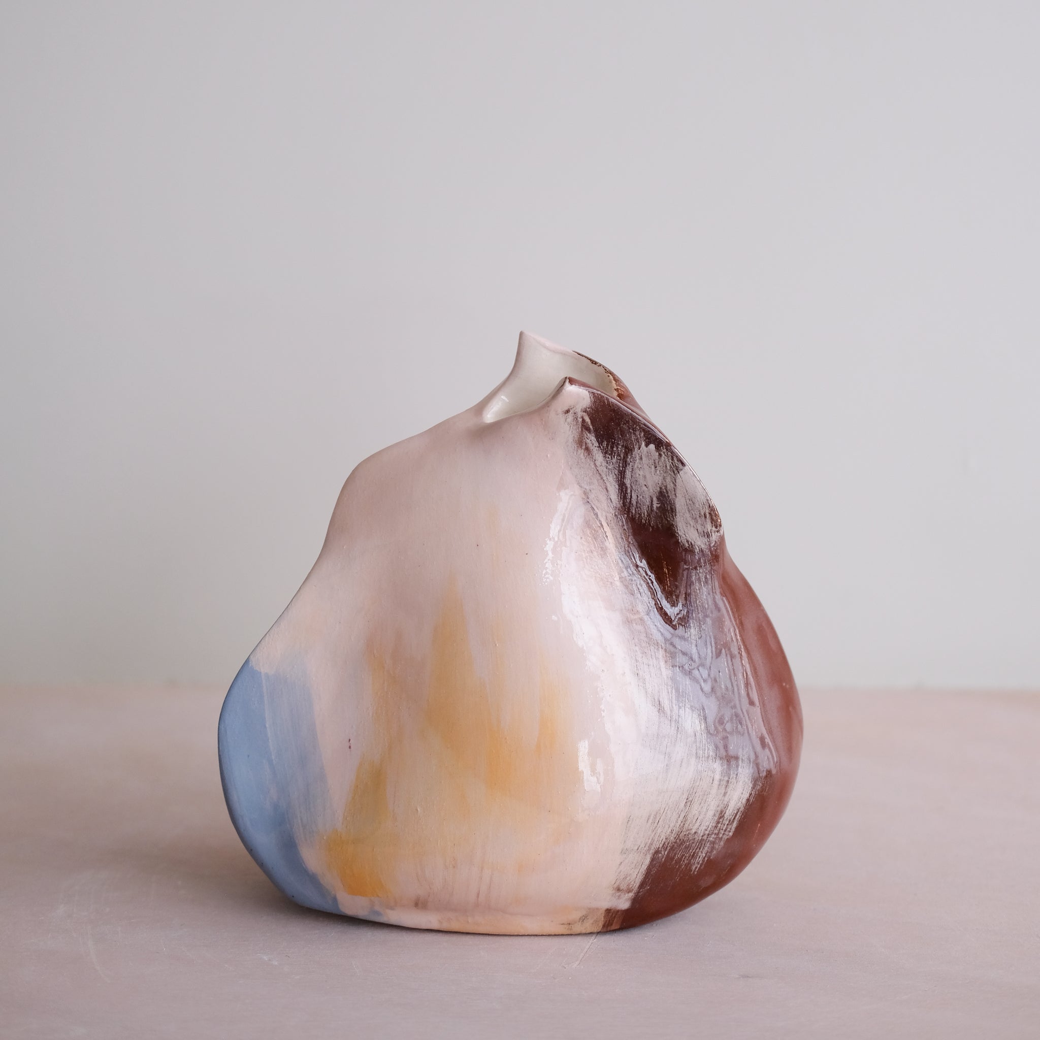 Vase Pétale 01 en faïence H 21cm - multicolore de Rosi Mistou chez Brutal Ceramics