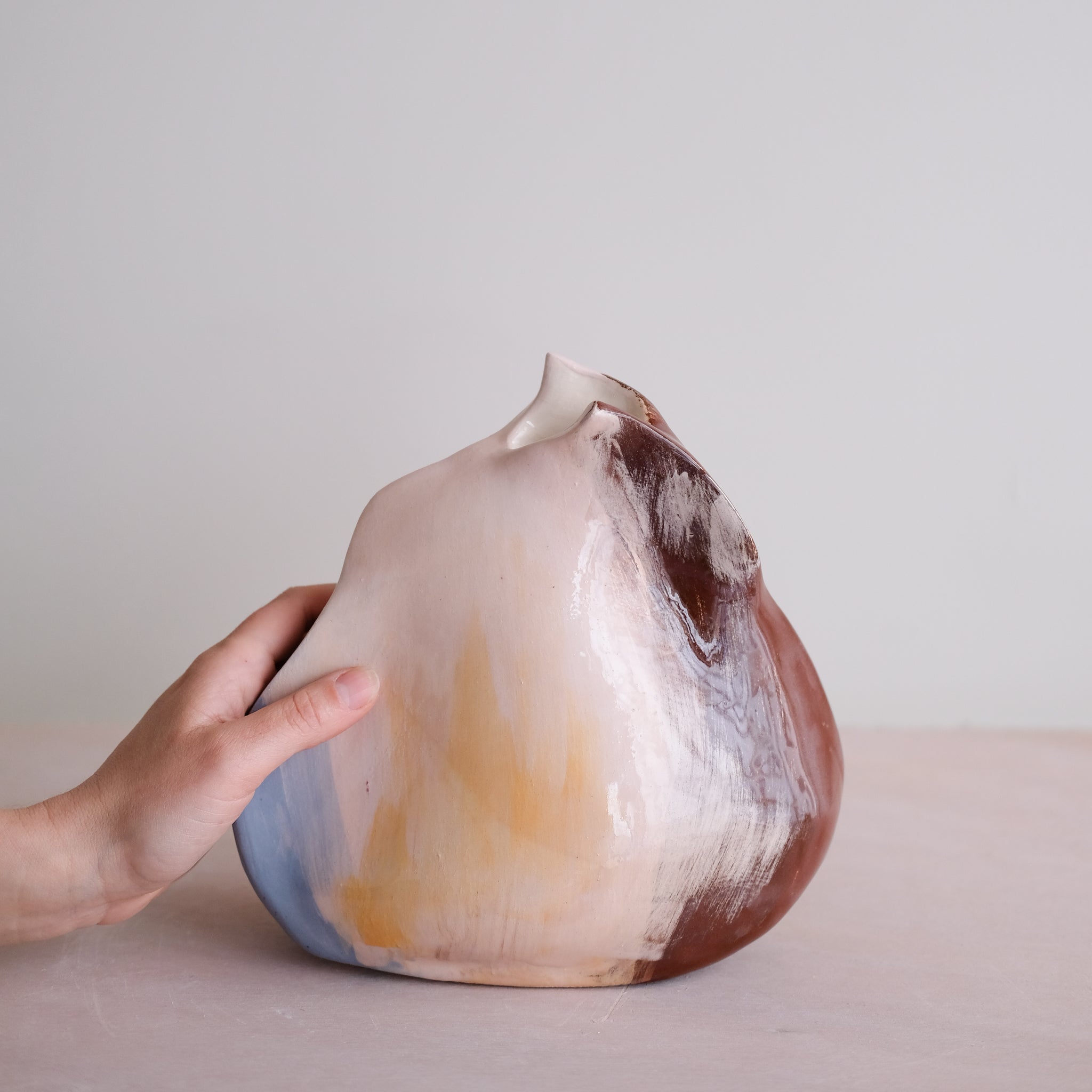 Vase Pétale 01 en faïence H 21cm - multicolore de Rosi Mistou chez Brutal Ceramics