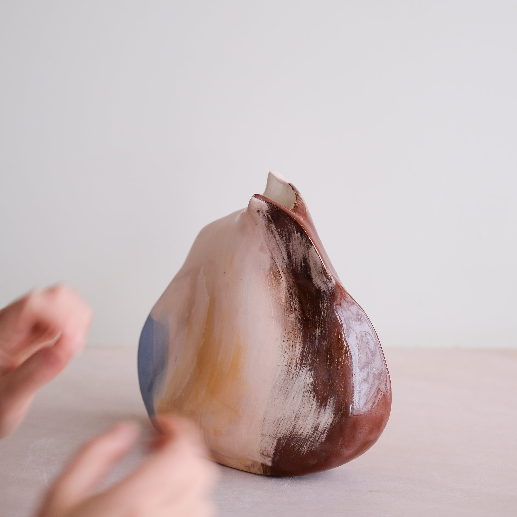 Vase Pétale 01 en faïence H 21cm - multicolore de Rosi Mistou chez Brutal Ceramics