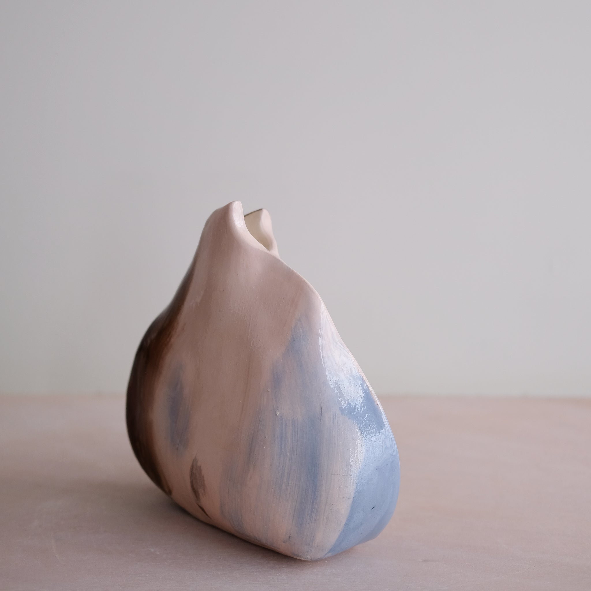 Vase Pétale 01 en faïence H 21cm - multicolore de Rosi Mistou chez Brutal Ceramics