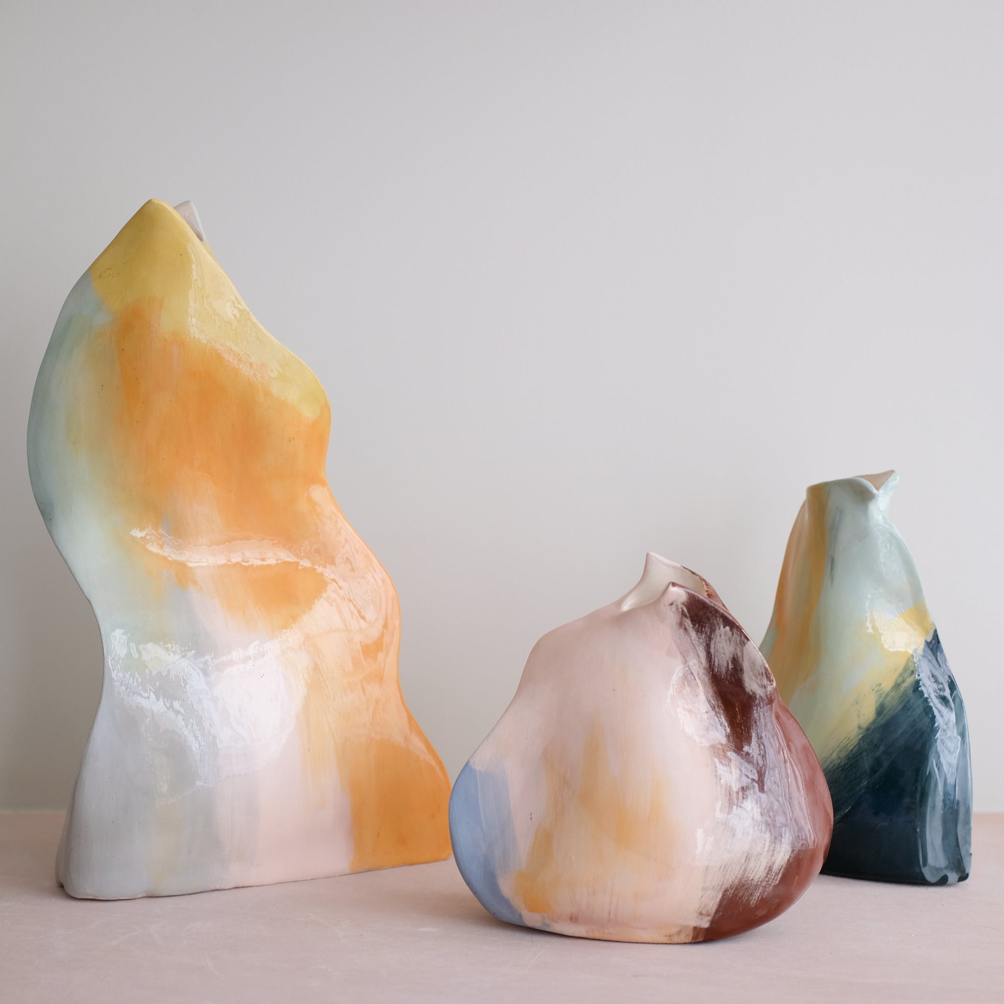 Vase Pétale 03 en faïence H 43cm - multicolore par Rosi Mistou pour Brutal Ceramics