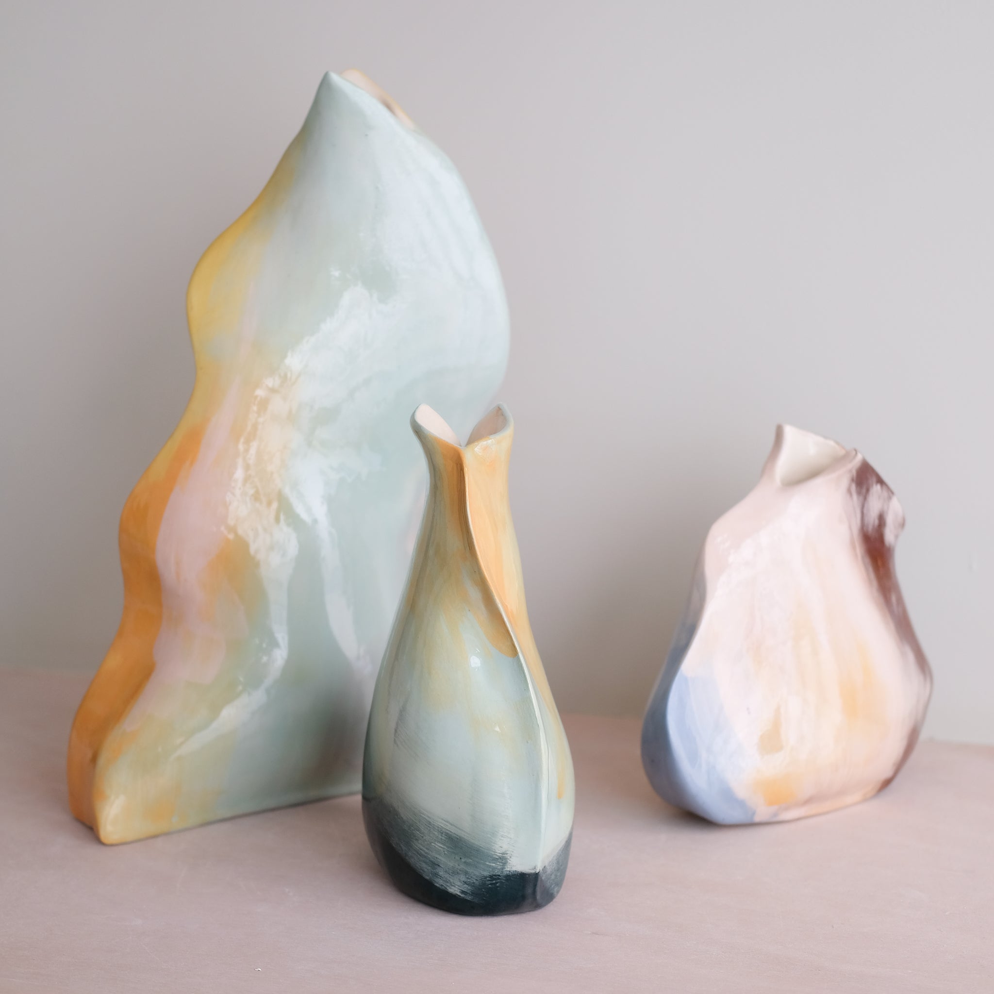 Vase Pétale 02 en faïence H 21cm - multicolore par Rosi Mistou pour Brutal Ceramics