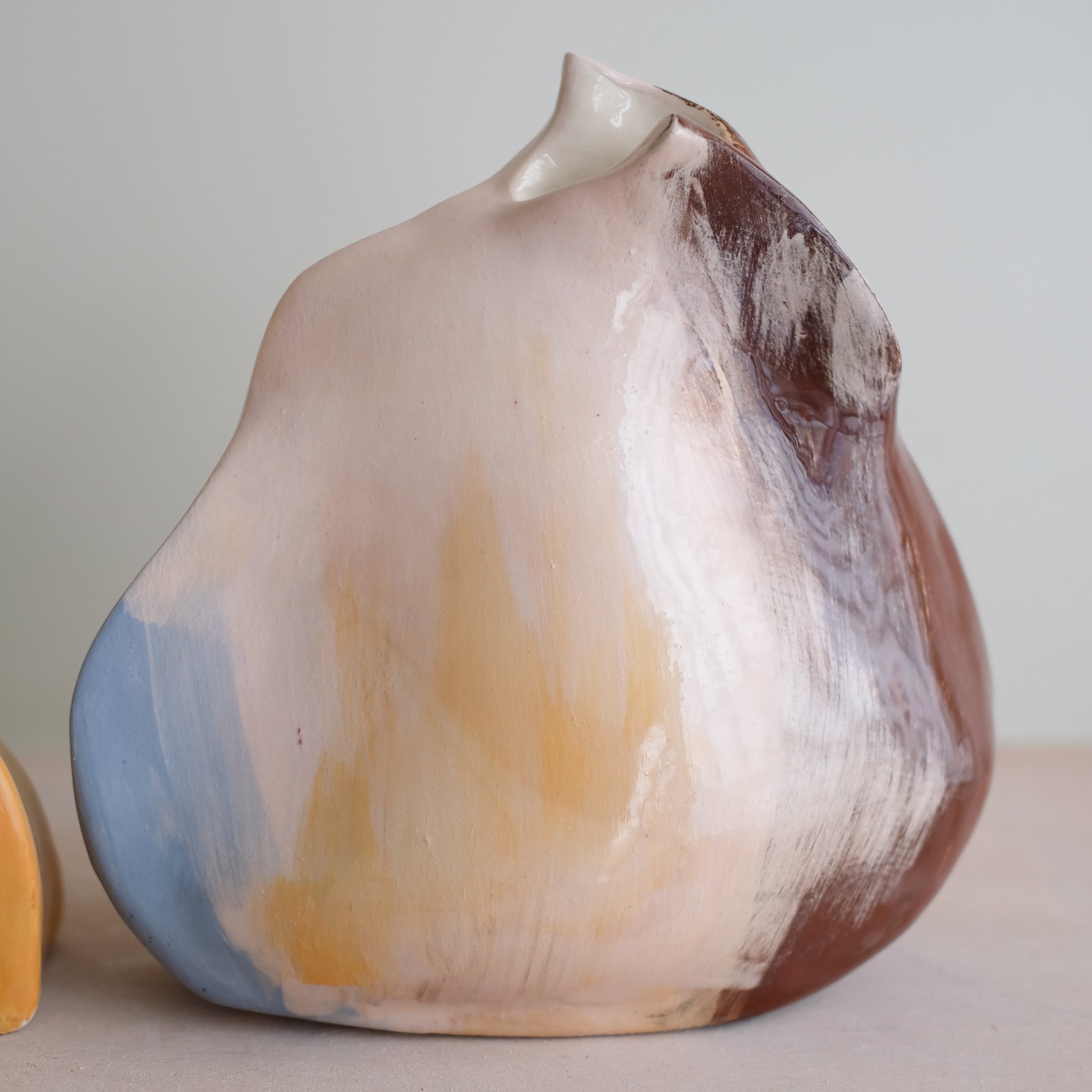 Vase Pétale 01 en faïence H 21cm - multicolore de Rosi Mistou chez Brutal Ceramics
