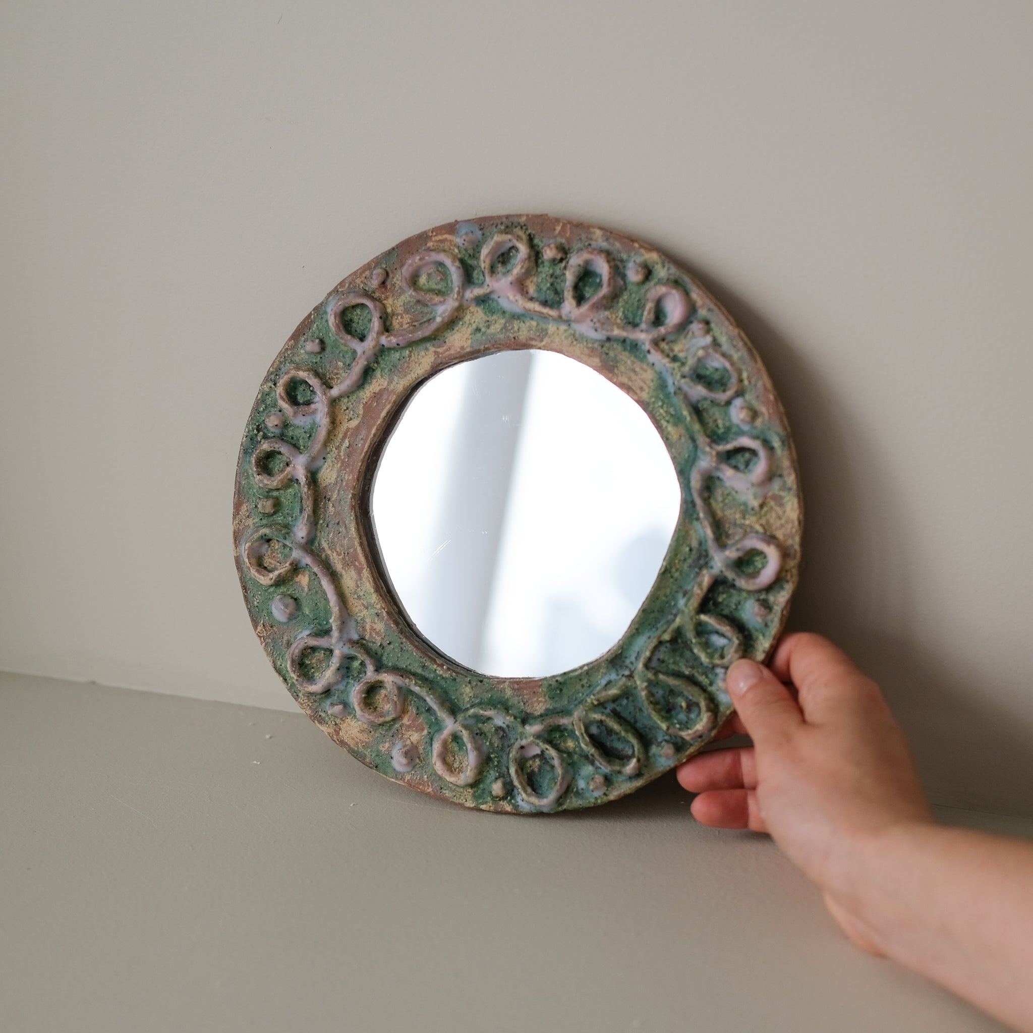 Miroir en faïence D 24cm - vert et rose de Samantha Kerdine pour Brutal Ceramics