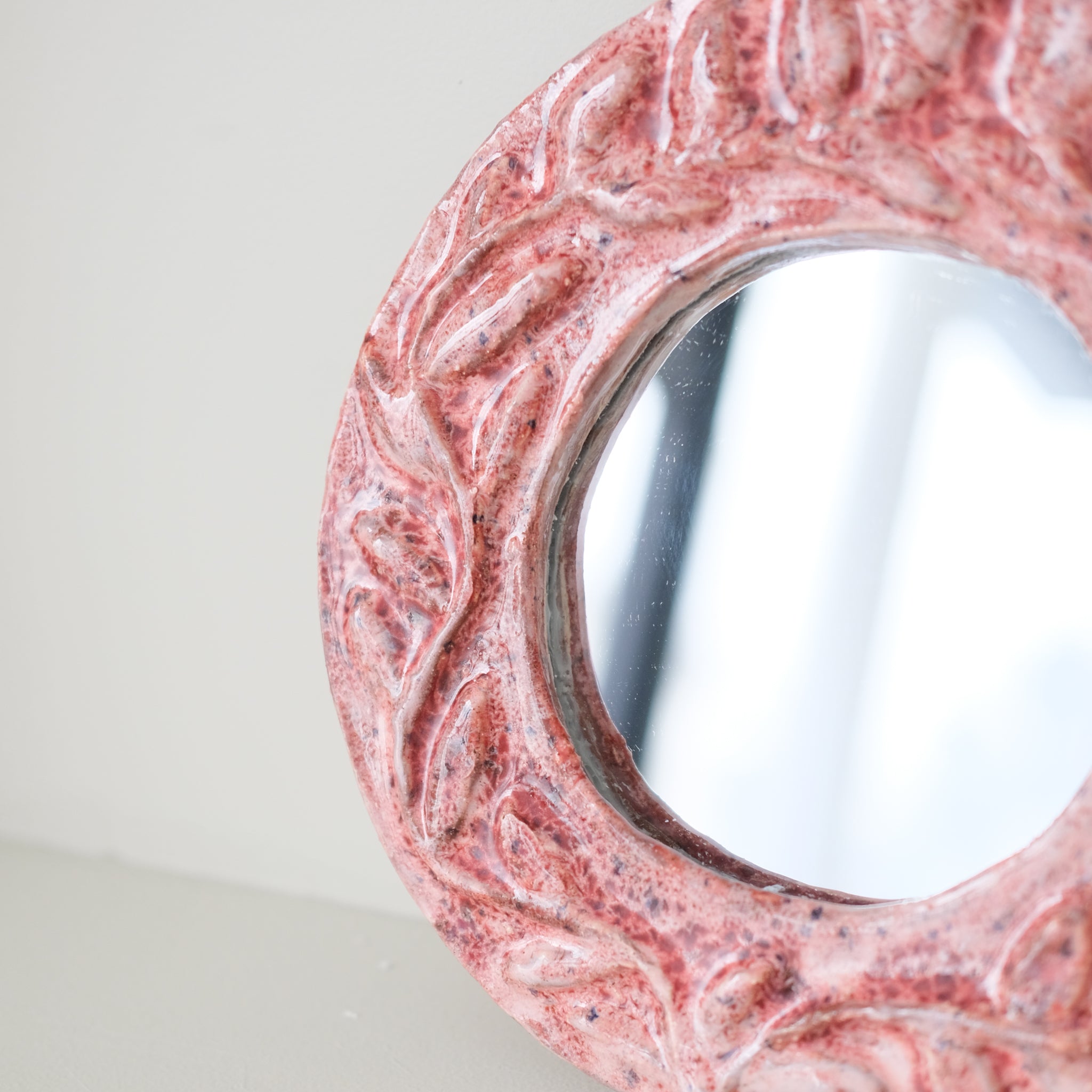 Miroir en faïence D 24cm - rose de Samantha Kerdine pour Brutal Ceramics