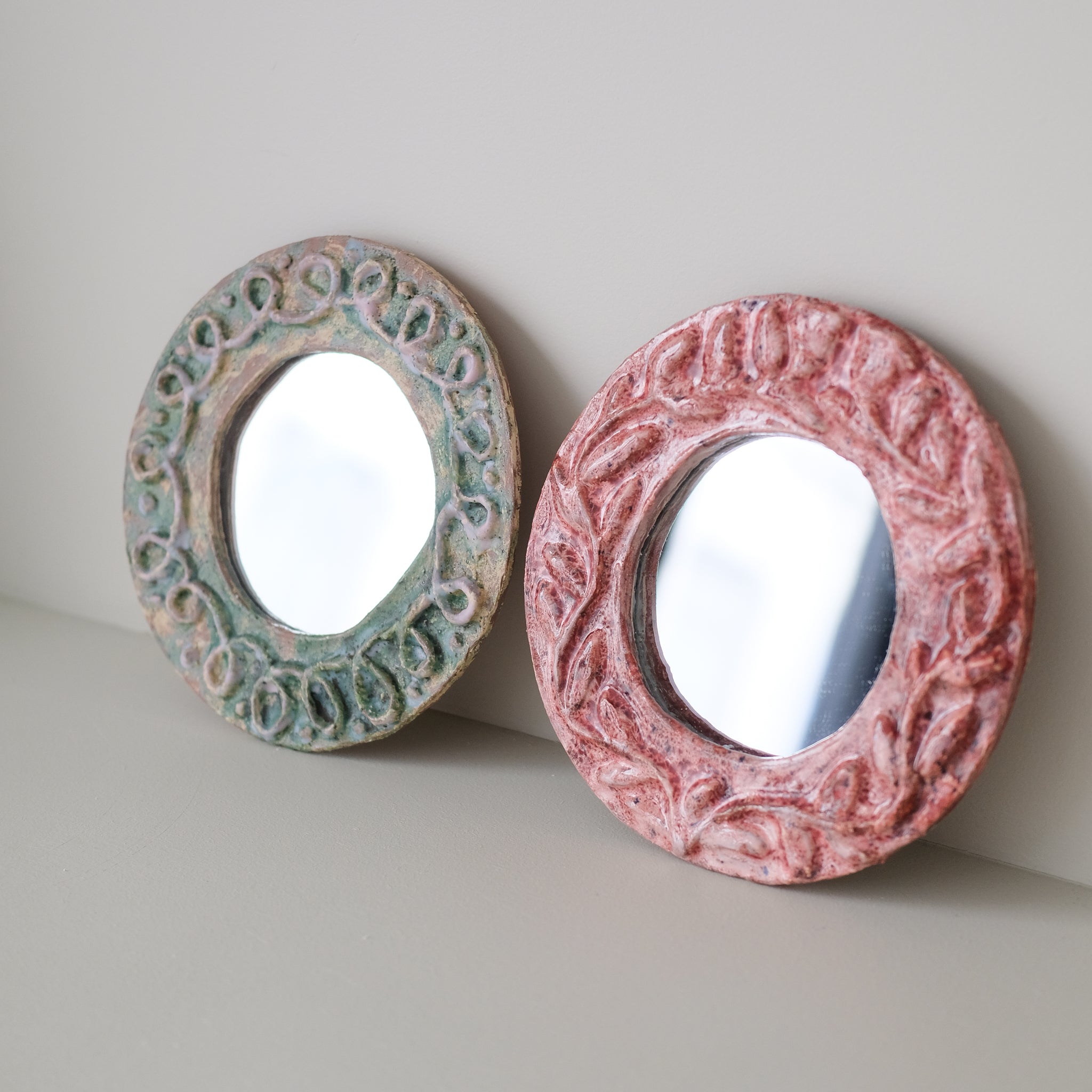 Miroir en faïence D 24cm - vert et rose de Samantha Kerdine pour Brutal