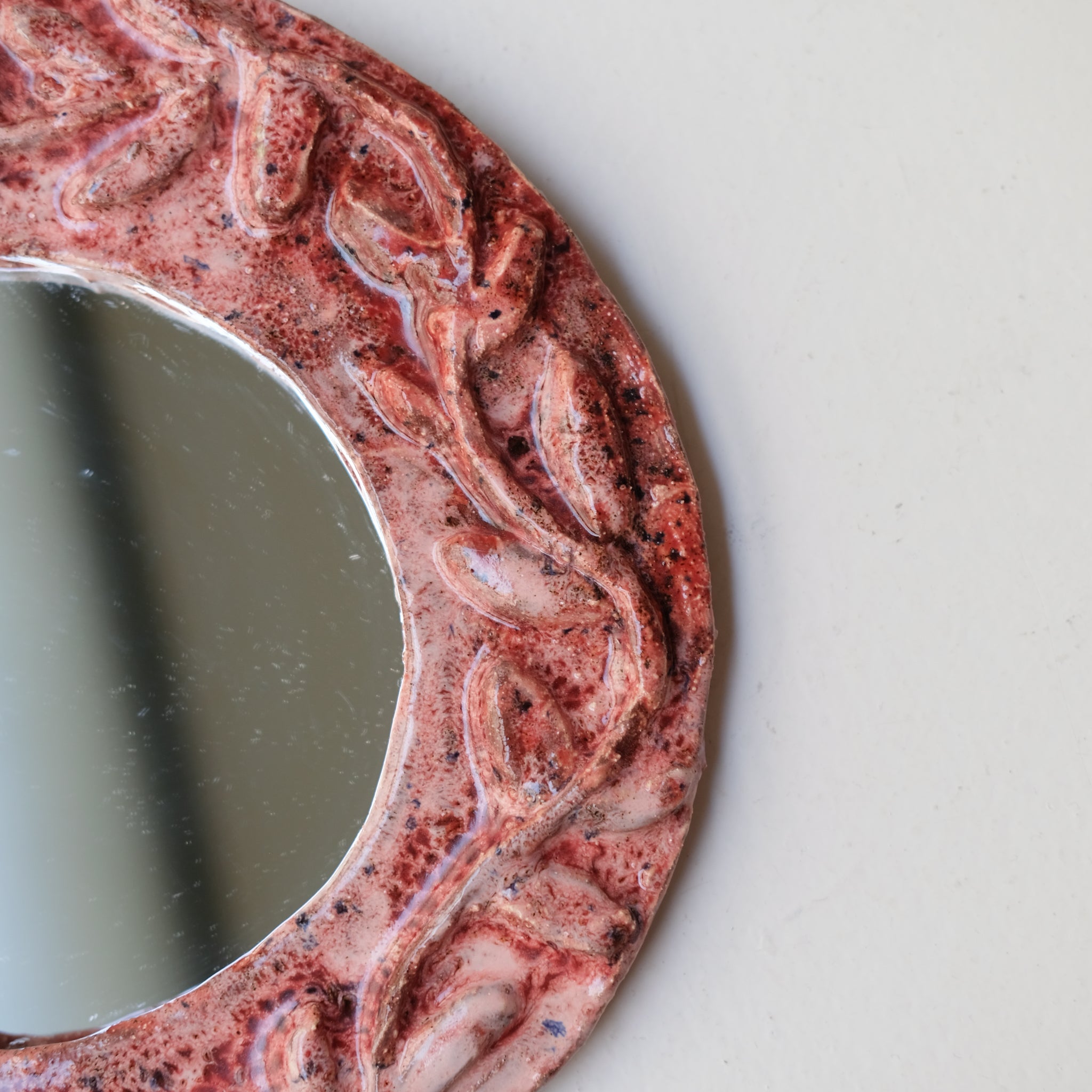 Miroir en faïence D 24cm - rose de Samantha Kerdine pour Brutal Ceramics