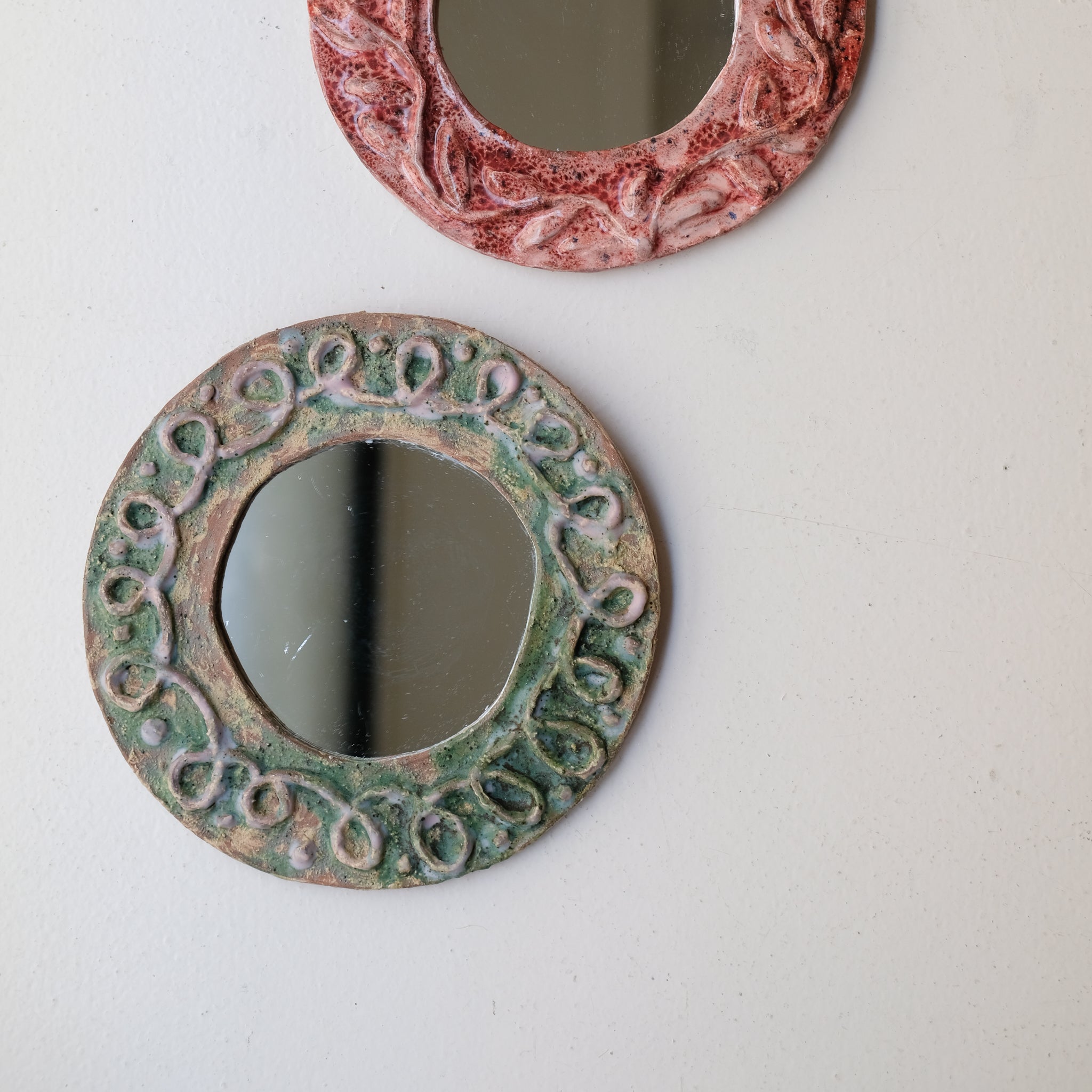 Miroir en faïence D 24cm - vert et rose de Samantha Kerdine pour Brutal