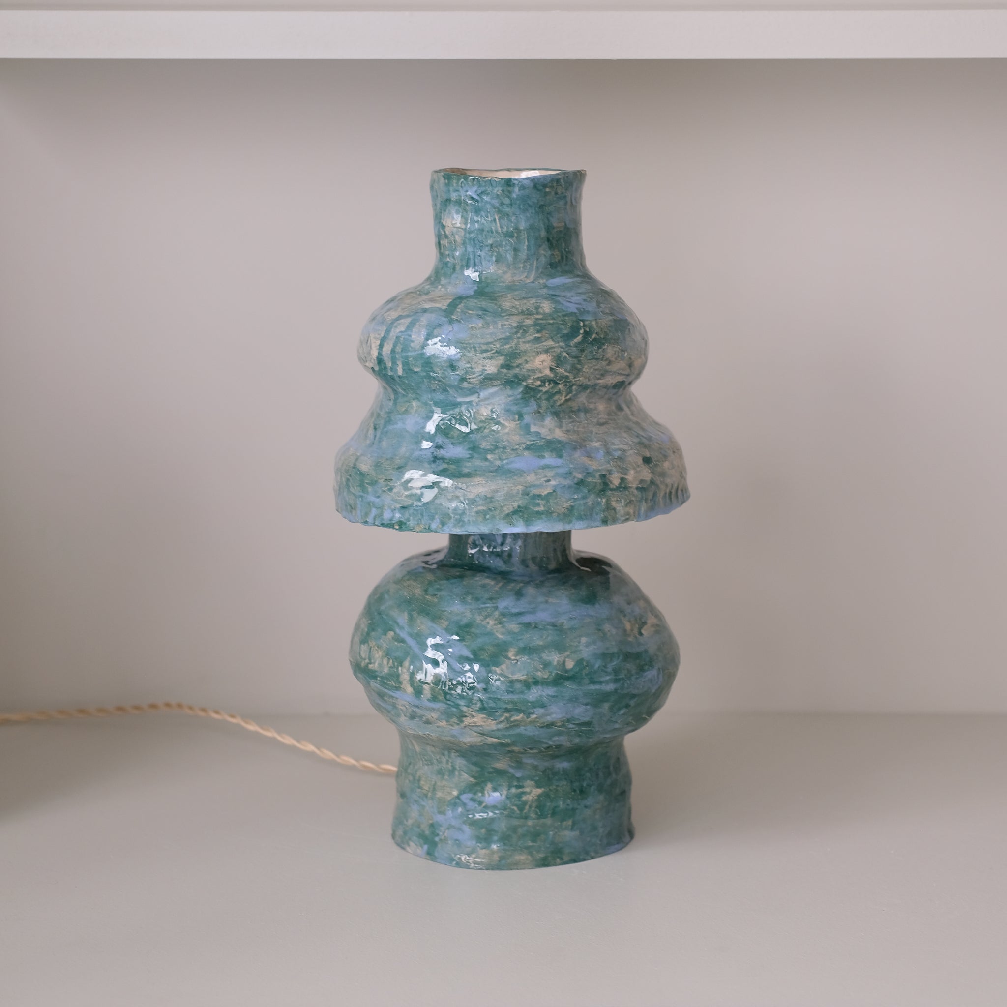 Lampe en faïence H44cm - vert bleu de Samantha Kerdine pour Brutal Ceramics