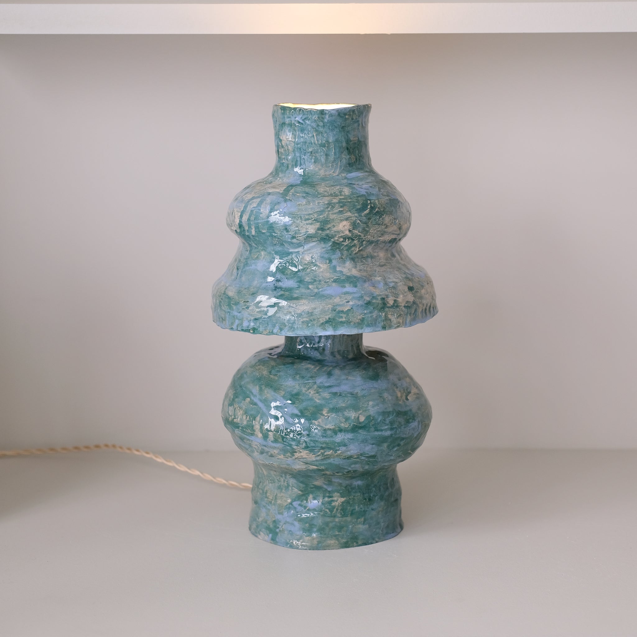 Lampe en faïence H44cm - vert bleu de Samantha Kerdine pour Brutal Ceramics