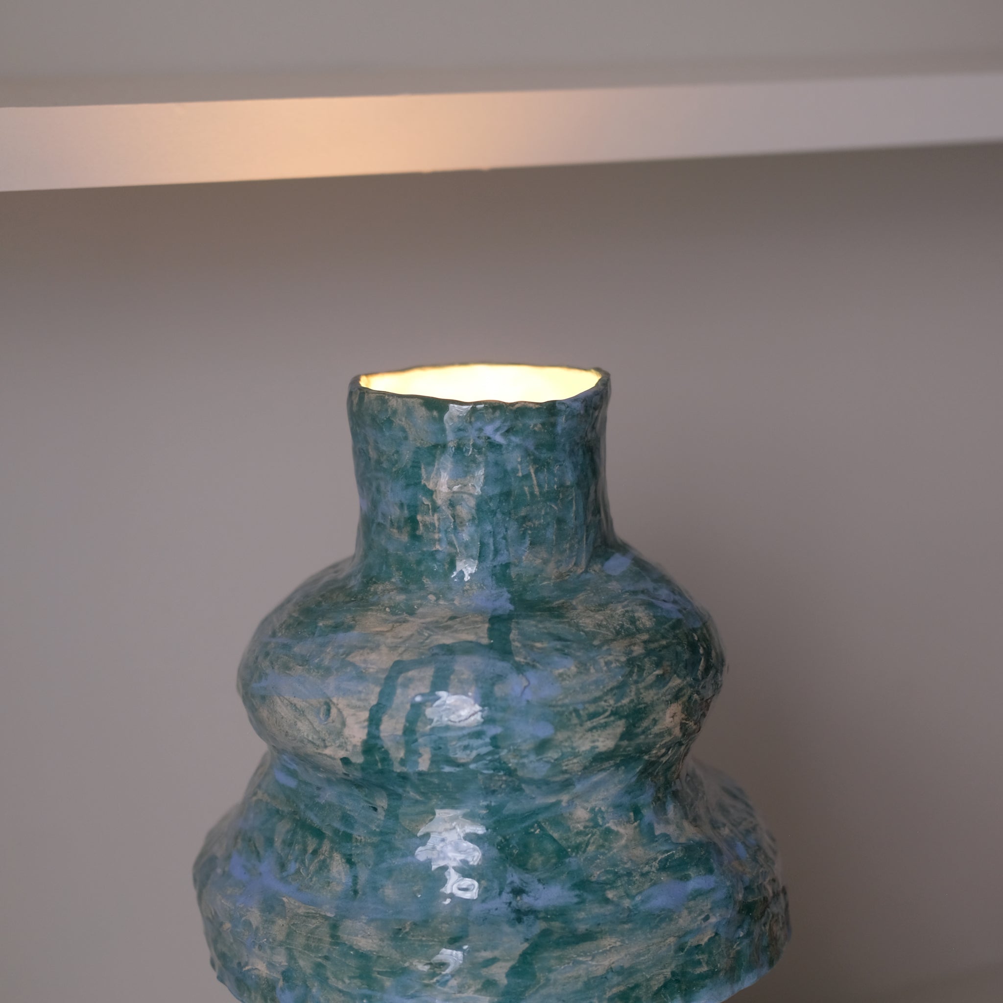 Lampe en faïence H44cm - vert bleu de Samantha Kerdine pour Brutal Ceramics